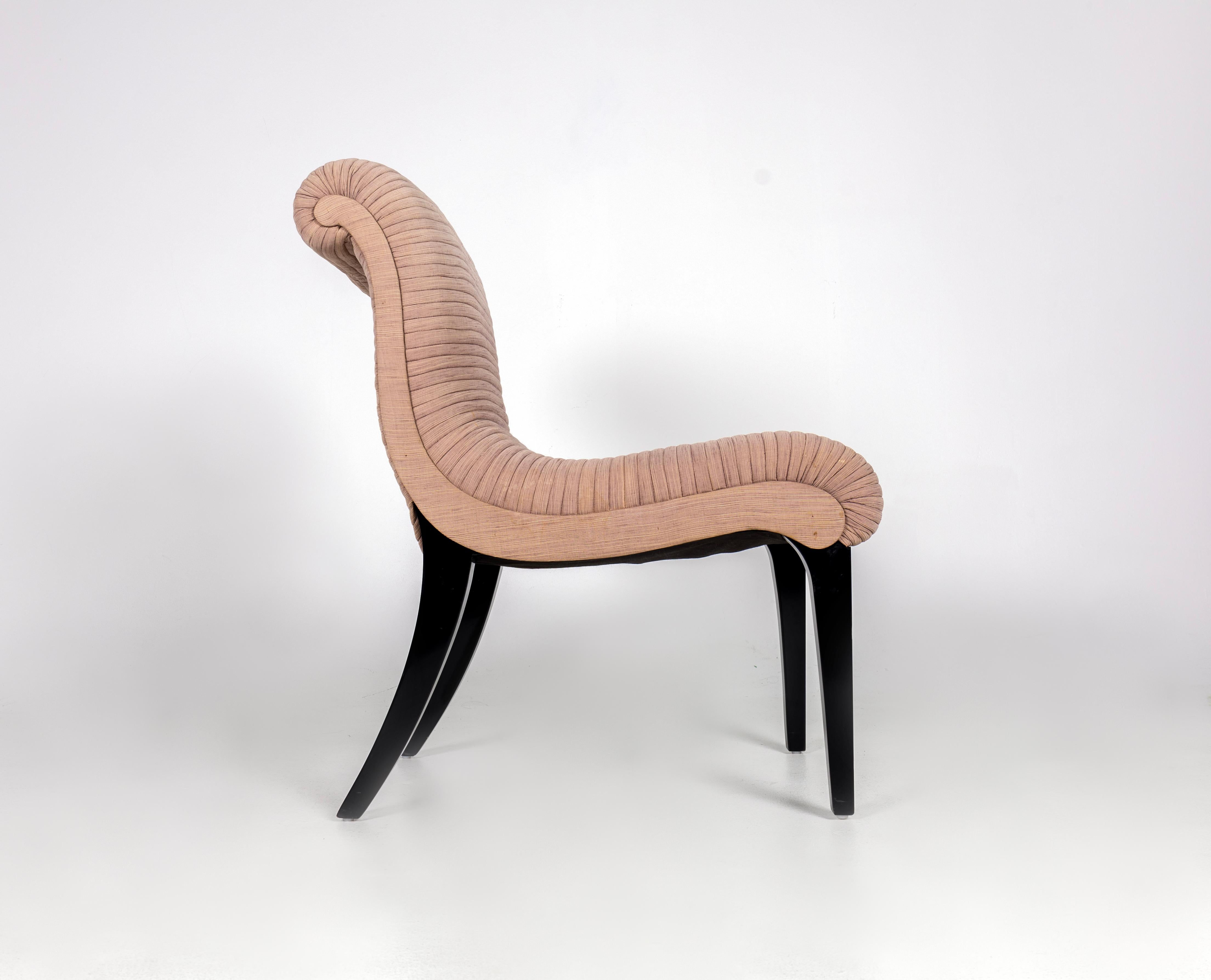 Set di otto sedie da pranzo di design, di alta qualità. Gambe in legno verniciato nero, sedute e schienali rivestiti in tessuto. Le sedie devono essere recuperate, il tessuto è sbiadito e presenta delle macchie. Possiamo aiutarti.