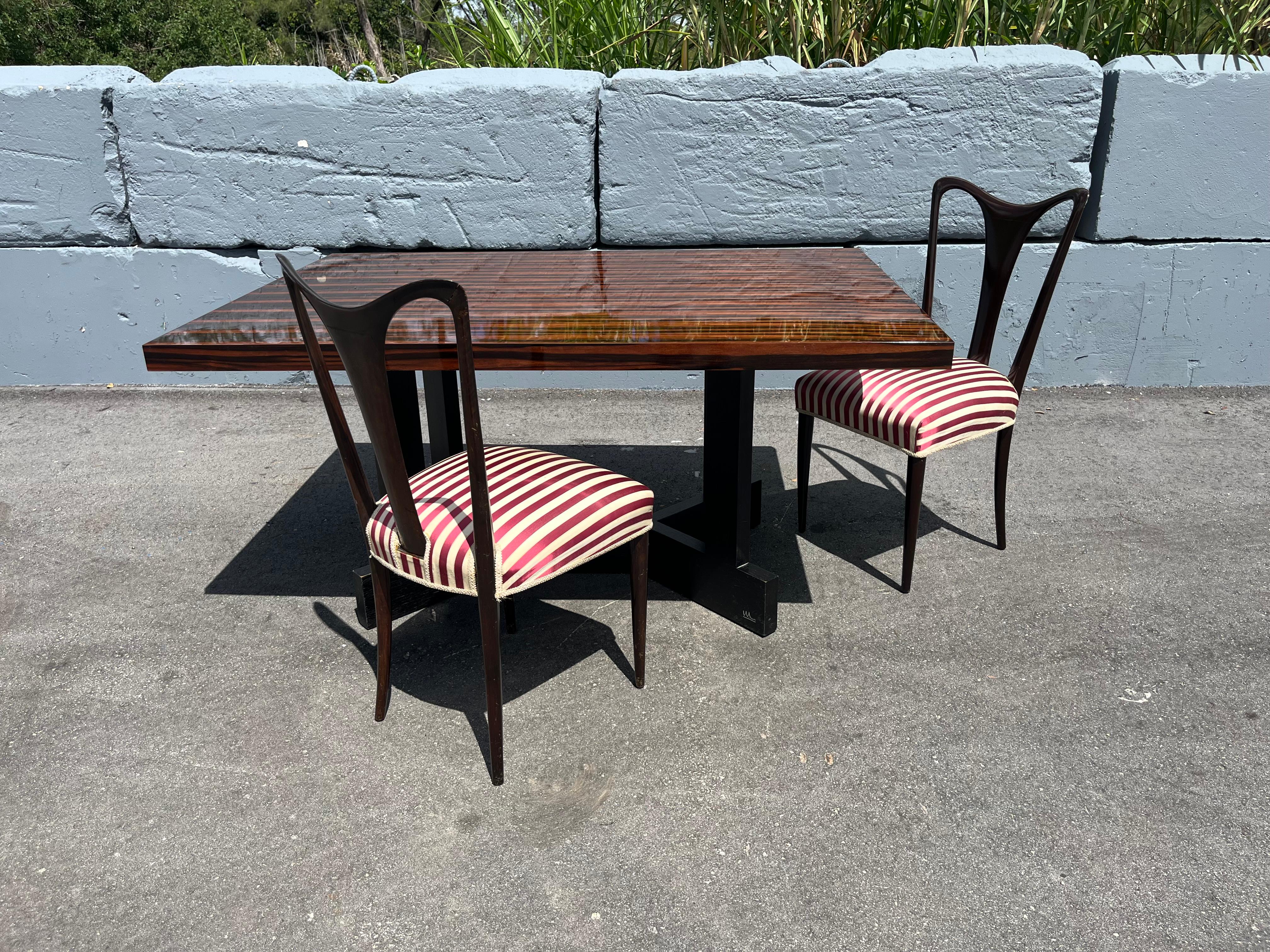 Satz von acht Esszimmerstühlen, Osvaldo Borsani zugeschrieben, Italien 1950er Jahre (Stoff) im Angebot