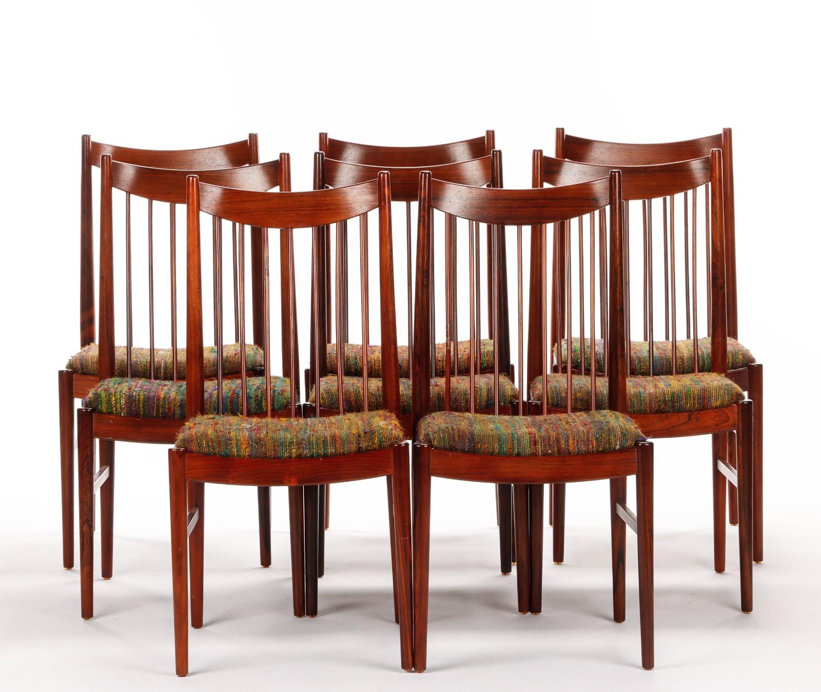 Set of eight dining chairs made of solid rosewood, wooden back with molded cup piece, seats upholstered in woolen fabric. Desiged in the 1960s by Arne Vodder for Sibast furniture, model 422. H. 98 cm. Sh. 46 cm. Has traces of use and some repairs.