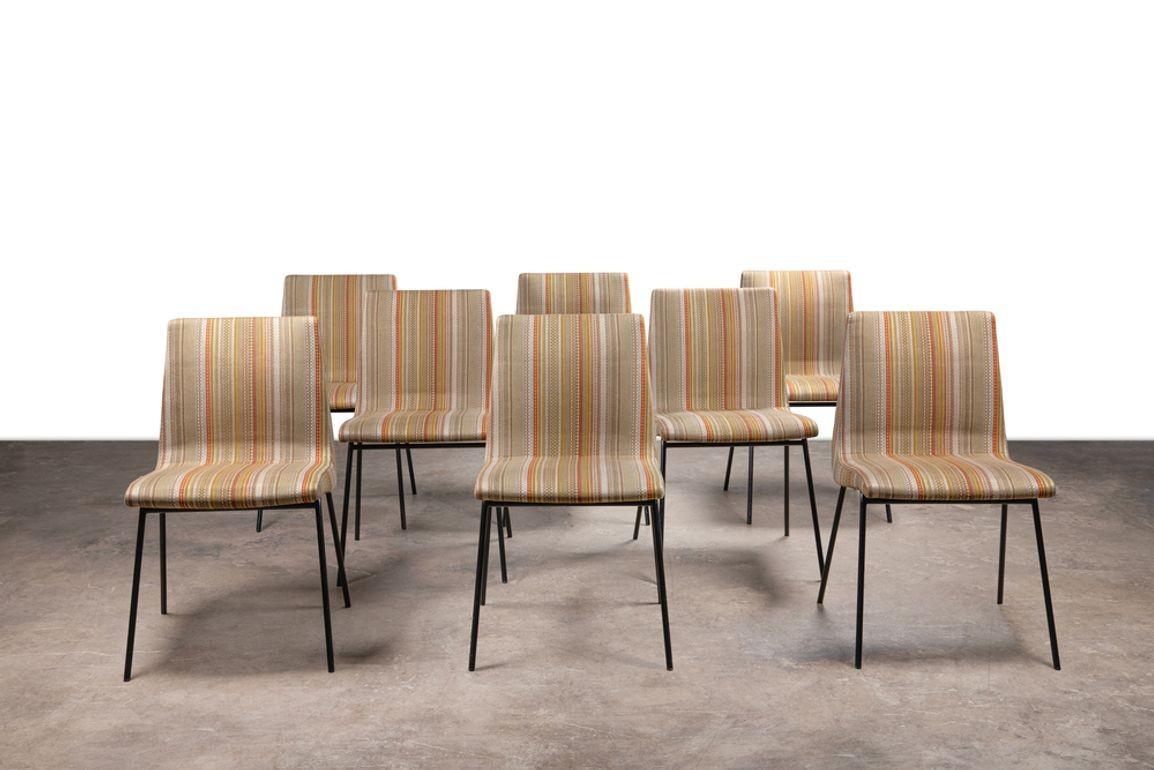 Satz von acht Esszimmerstühlen, entworfen von Pierre Paulin für Linge Roset, bezogen mit einem Maharam-Stoff, entworfen von Paul Smith. Die ursprünglich 1953 entworfenen Stühle sind in ausgezeichnetem Zustand.
