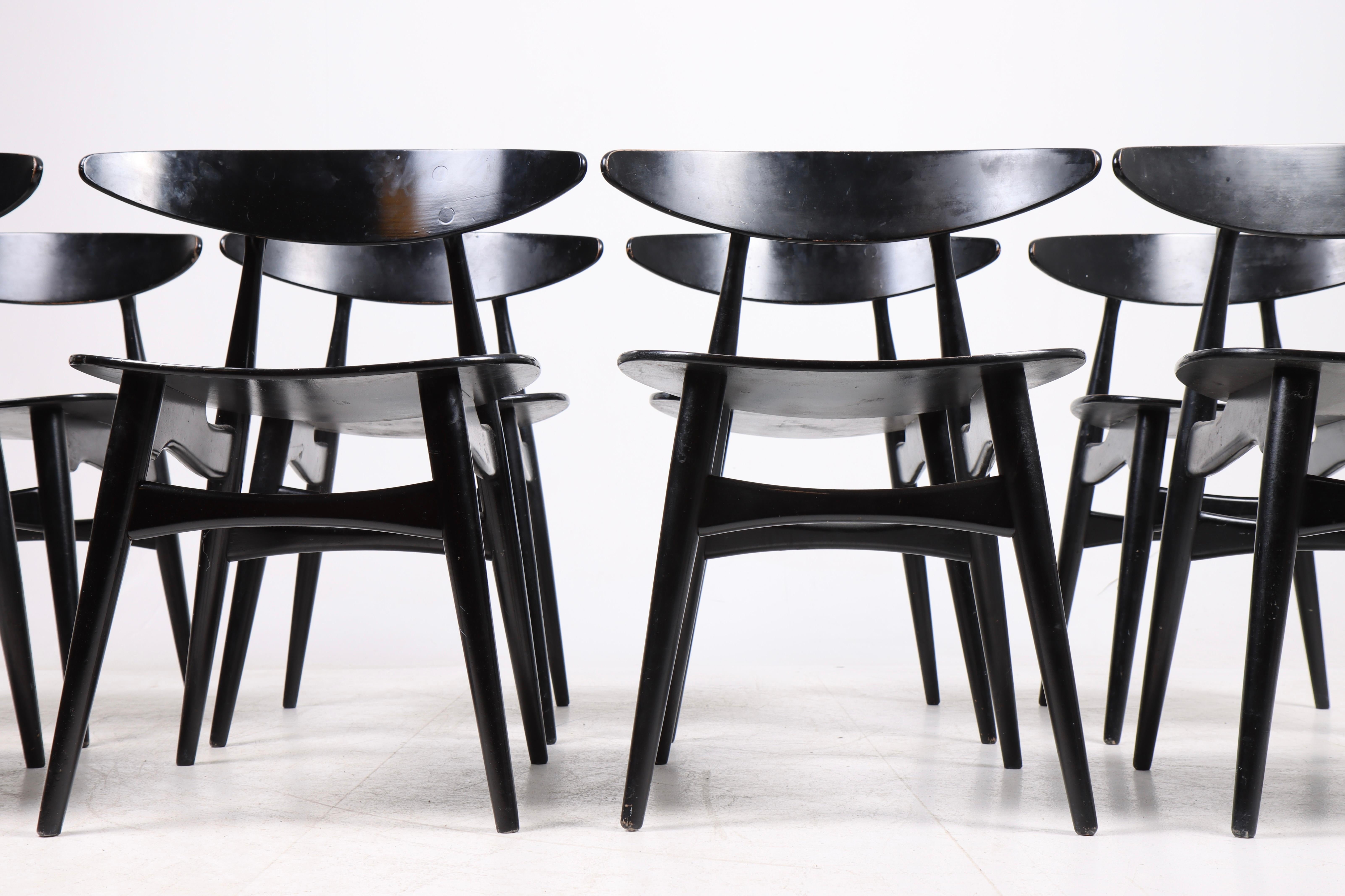 Gruppo di 8 sedie di grande effetto in laccato nero originale. Creato da Maa. Hans J. Wegner e prodotto da Carl Hansen. Condizioni originali.