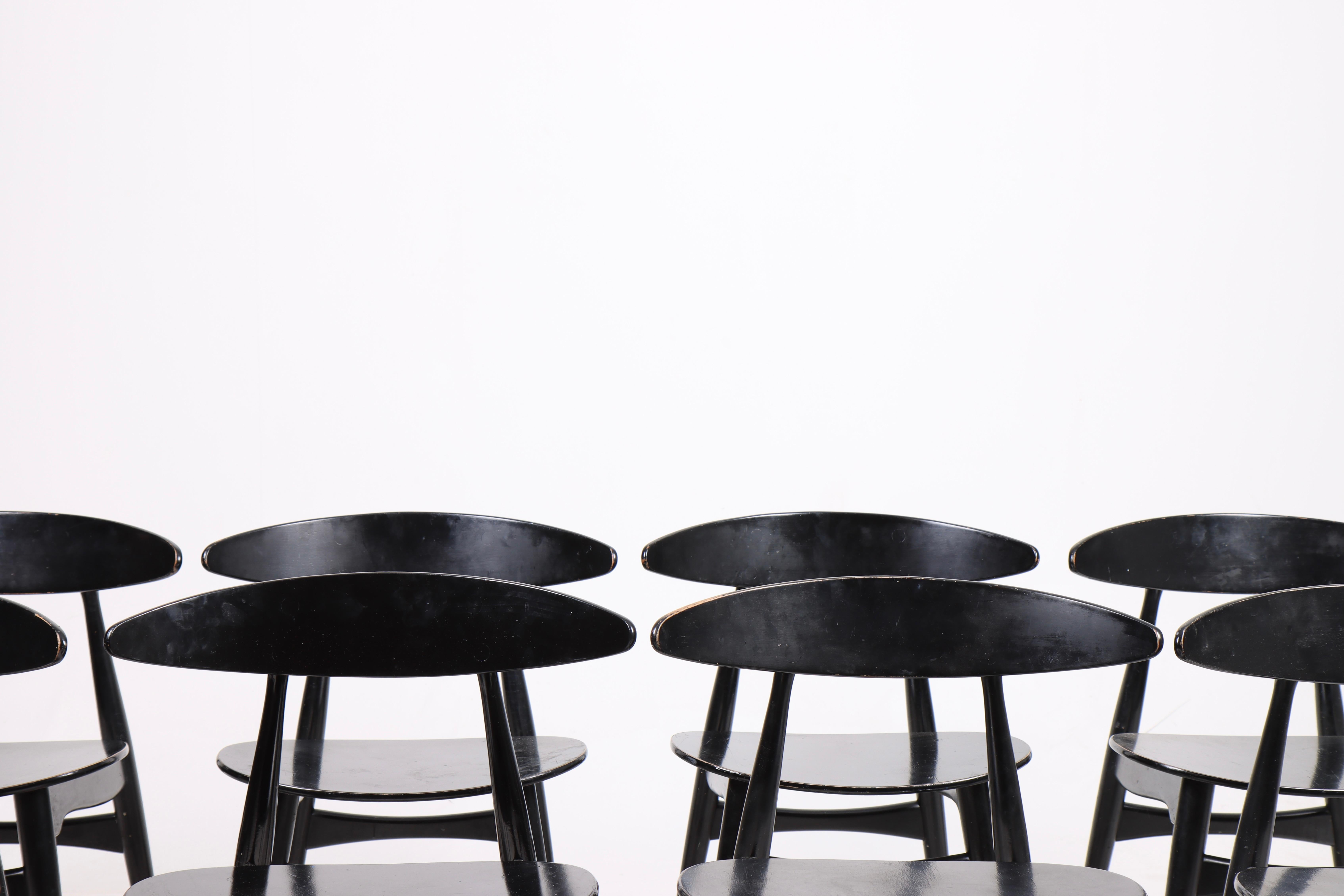 Scandinavo moderno Set di otto sedie da pranzo di Wegner in vendita