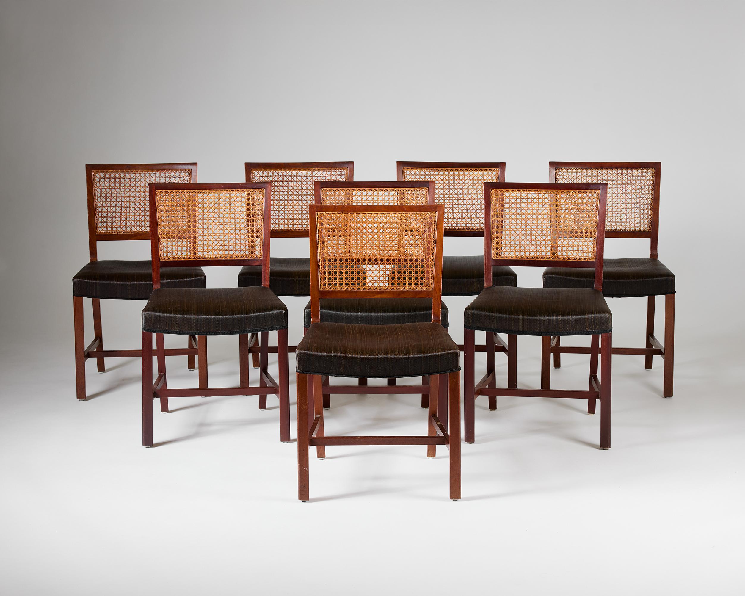 Raro conjunto de ocho sillas de comedor diseñadas por Frits Henningsen, Dinamarca, década de 1940. Estas sillas, un refinado ejemplo de la artesanía moderna danesa, encarnan la elegante sobriedad y la impecable ebanistería características de la obra