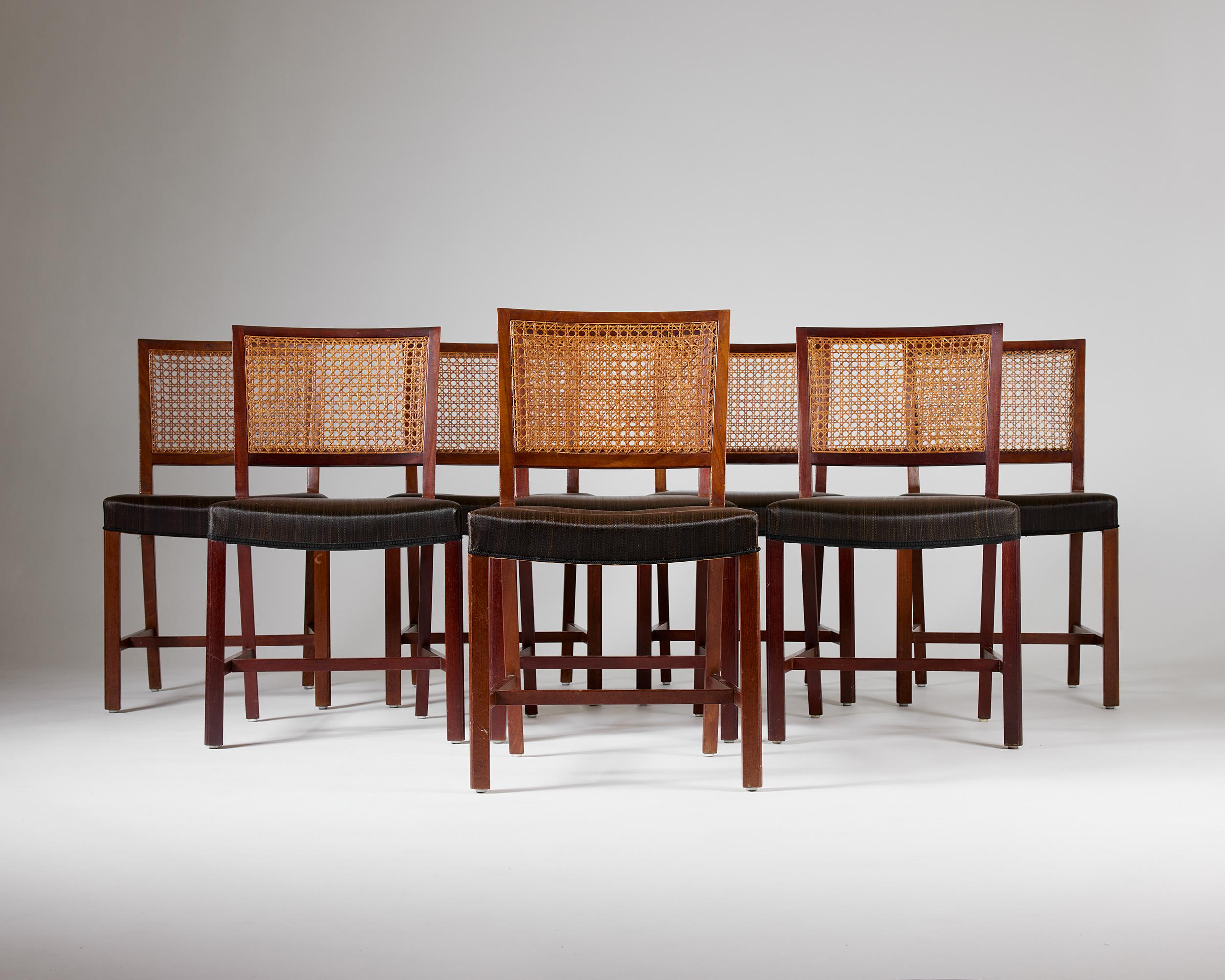 Conjunto de ocho sillas de comedor Diseñado por Frits Henningsen Dinamarca, década de 1940 Danés en venta
