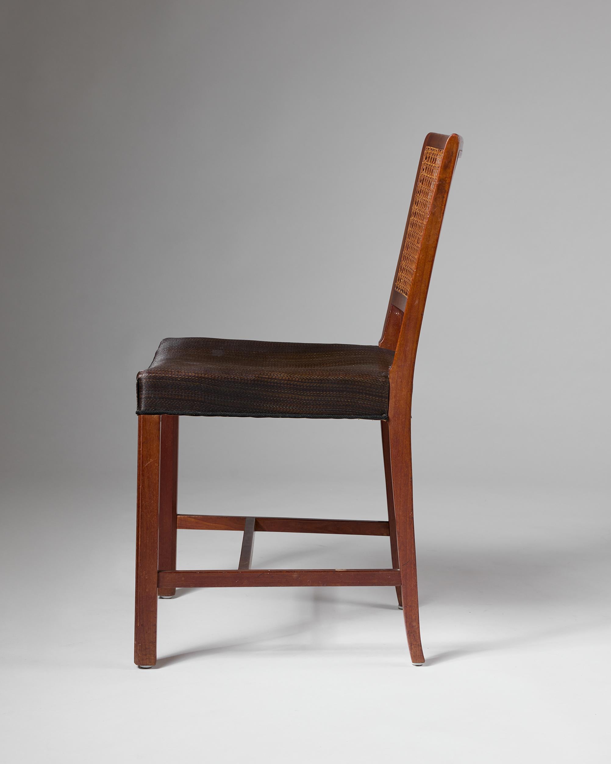 Conjunto de ocho sillas de comedor Diseñado por Frits Henningsen Dinamarca, década de 1940 Ratán en venta