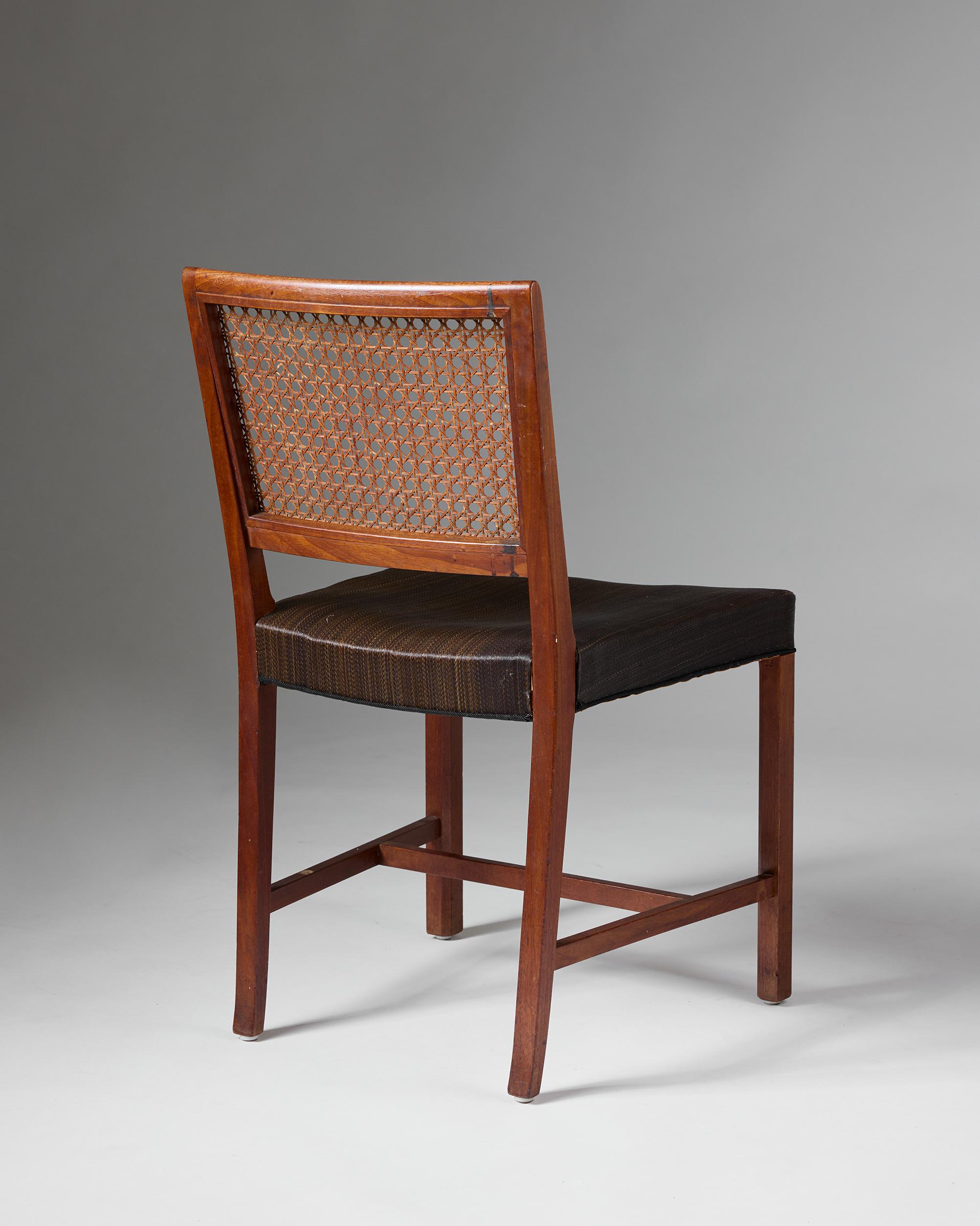 Conjunto de ocho sillas de comedor Diseñado por Frits Henningsen Dinamarca, década de 1940 en venta 1