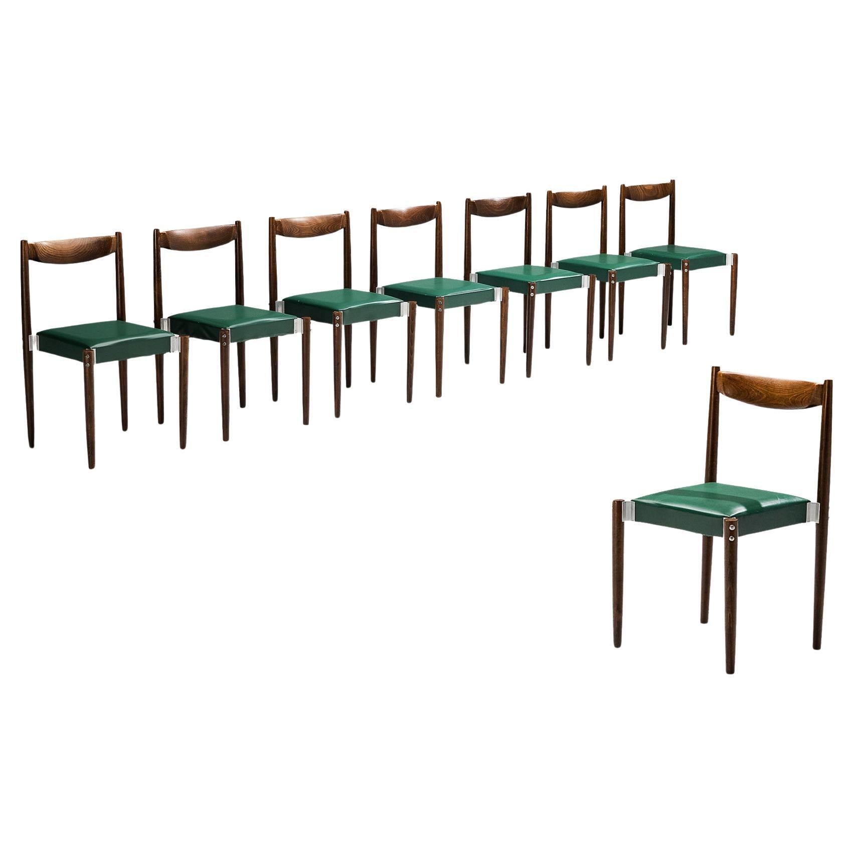 Satz von acht Esszimmerstühlen mit grüner Polsterung und gebeiztem Holz 