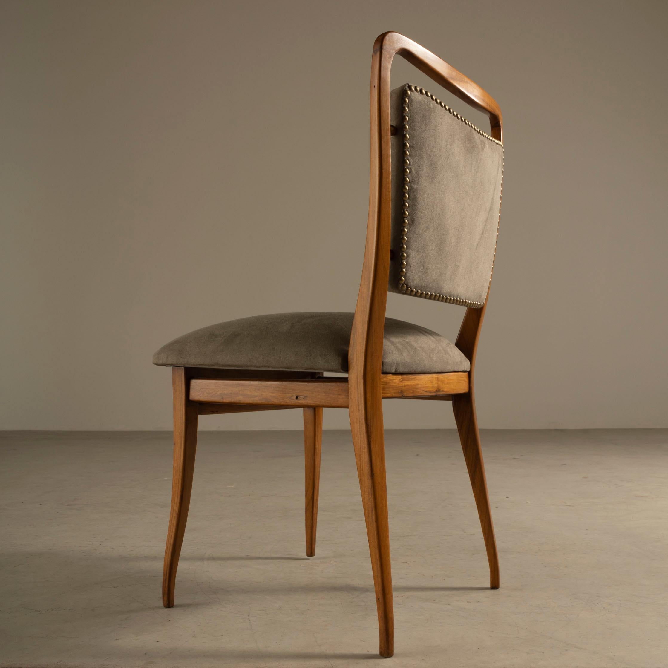 Meticulously crafted by renowned designer Giuseppe Scapinelli, each chair in this captivating set showcases a perfect fusion of Italian sophistication and Brazilian flair, resulting in a truly remarkable piece of furniture.

Crafted with utmost