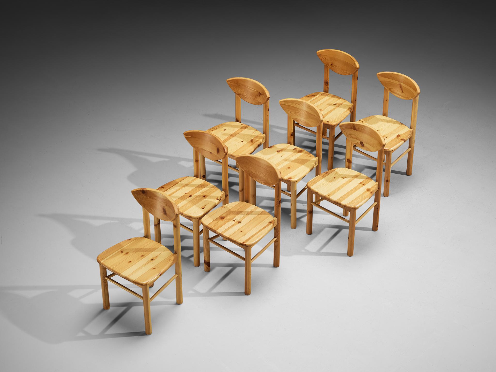 Set di otto sedie da pranzo in pino massiccio, Europa, anni '80

Costruita interamente in pino massiccio, la forma della sedia si appoggia al potenziale espressivo del legno: i nodi visibili, le venature lineari e il tono caldo e leggermente