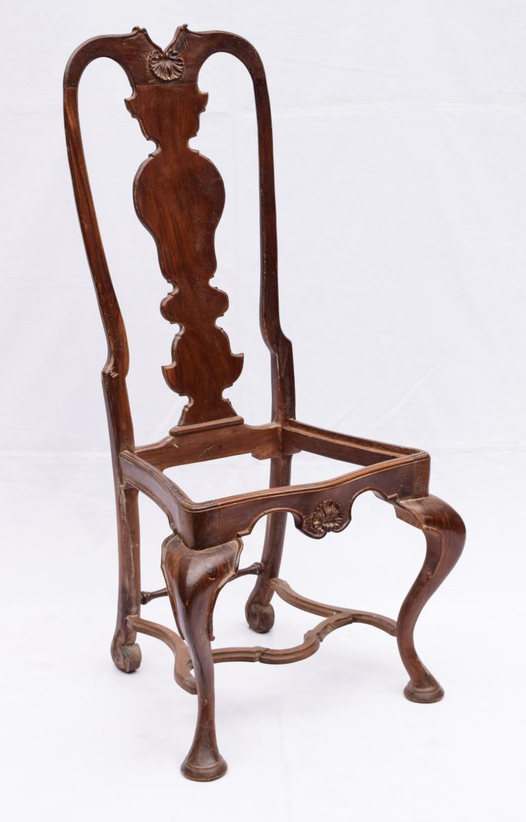 Qui viene offerto un raro e distinto set di otto sedie da pranzo in stile V.I.I., un'espressione iconica della grandezza e dell'opulenza dei mobili portoghesi dell'inizio del XVIII secolo. Realizzate in legno ricco e scuro - probabilmente jacaranda