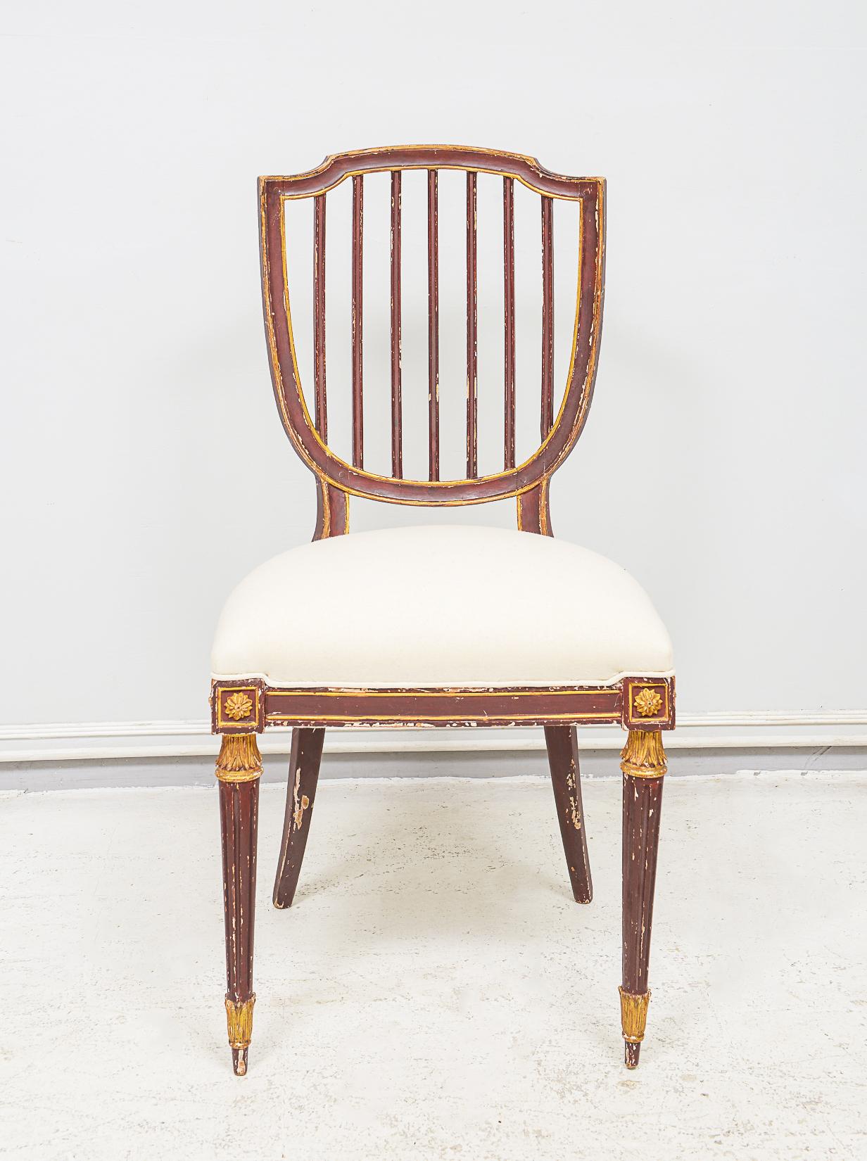 Set di otto sedie da pranzo in stile neoclassico - le sedie sono dipinte a mano e dorate con gambe scanalate e schienale a scudo - molto comode. 