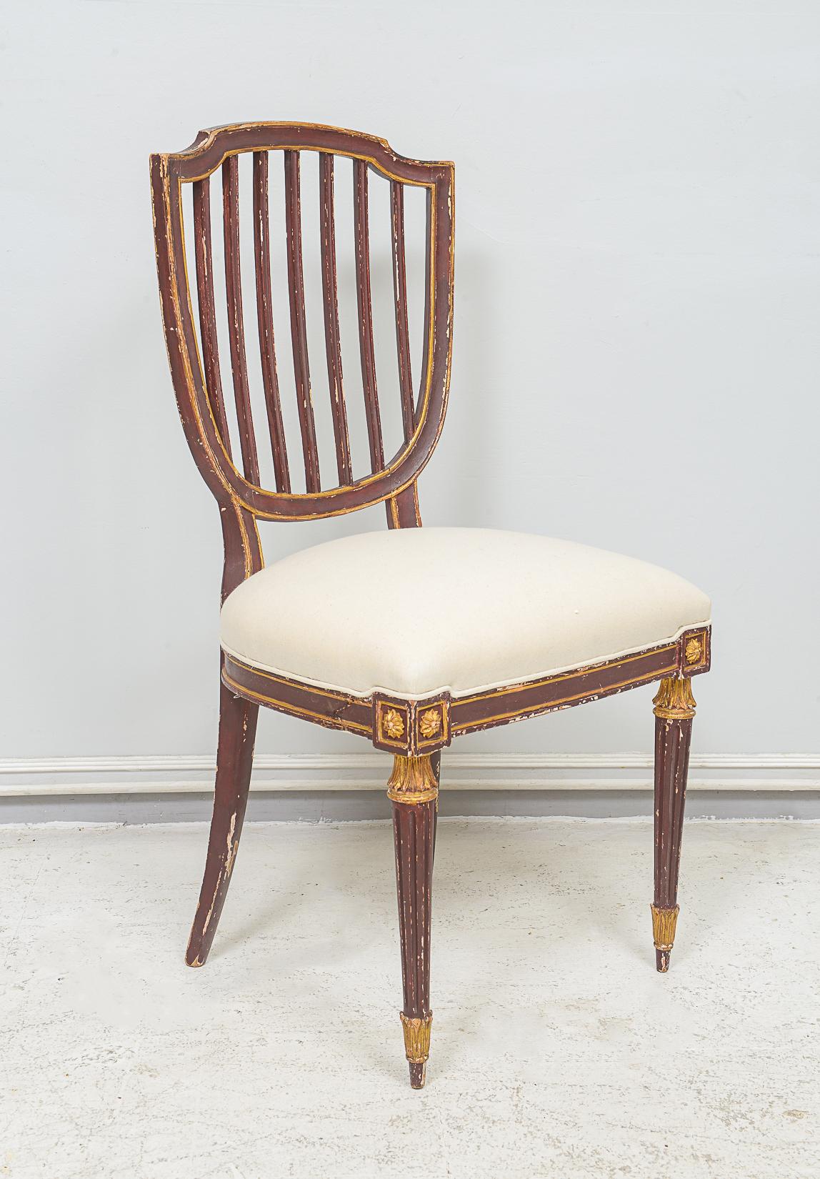 Satz von acht Esszimmerstühlen im neoklassischen Stil  (Neoklassisch) im Angebot