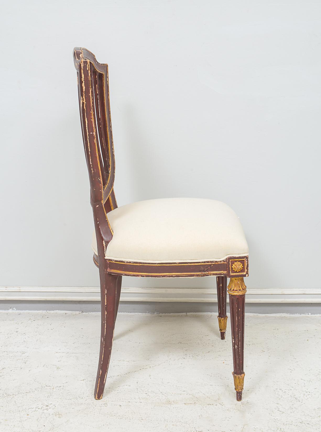 Satz von acht Esszimmerstühlen im neoklassischen Stil  (Holz) im Angebot