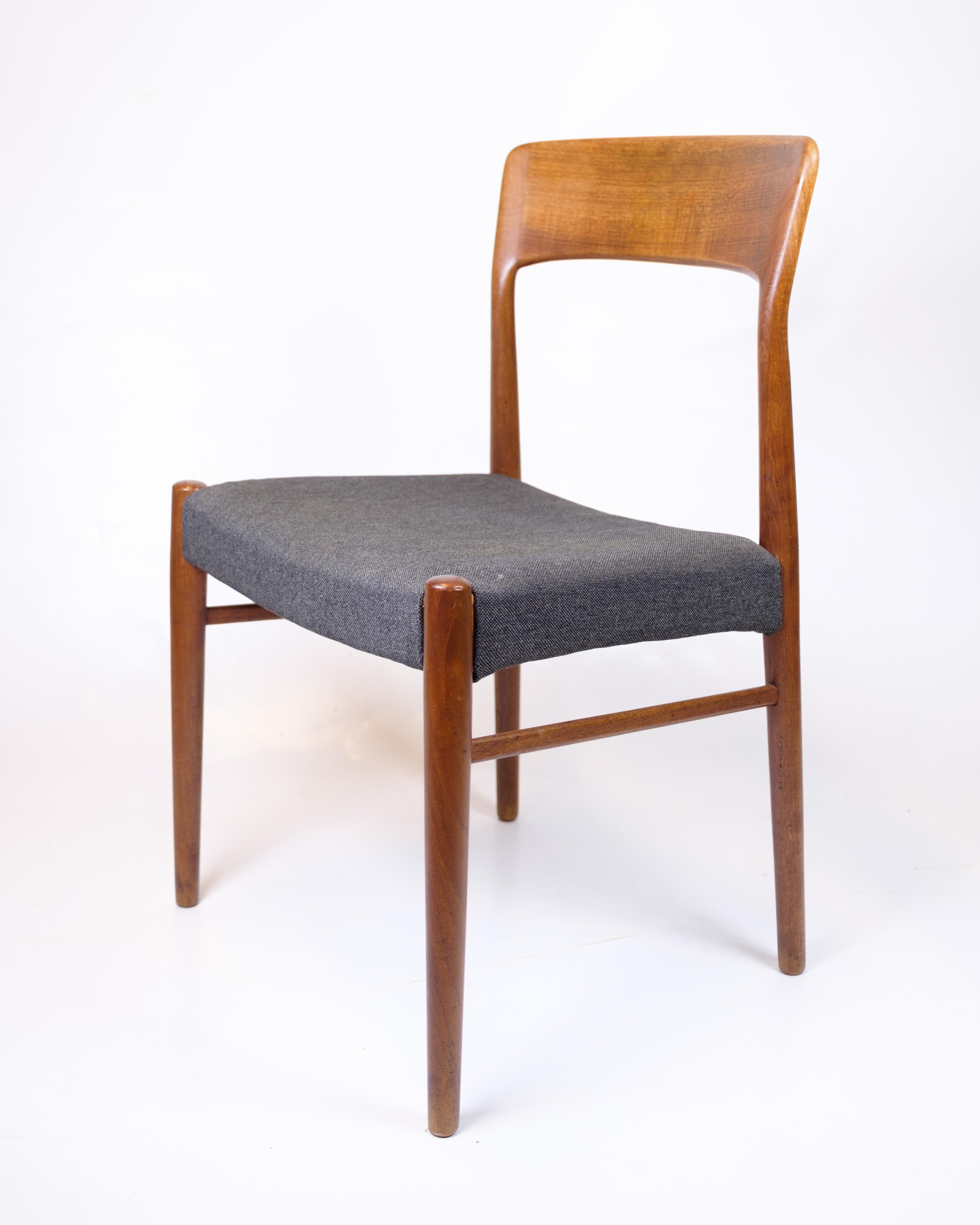 Set di otto sedie da pranzo modello 26 in teak di Henry Kjærnulf degli anni '60 in vendita 3