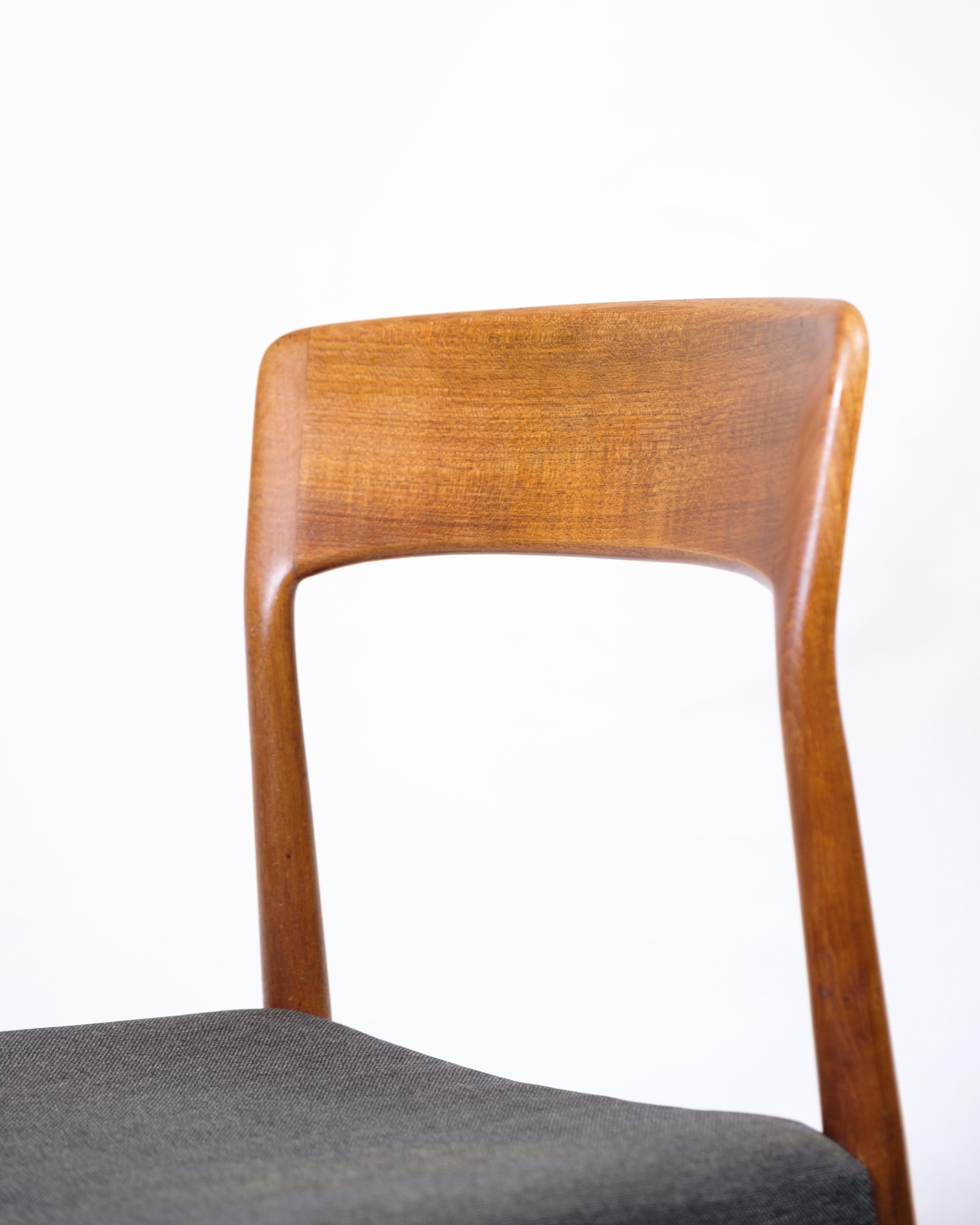 Mid-Century moderno Set di otto sedie da pranzo modello 26 in teak di Henry Kjærnulf degli anni '60 in vendita