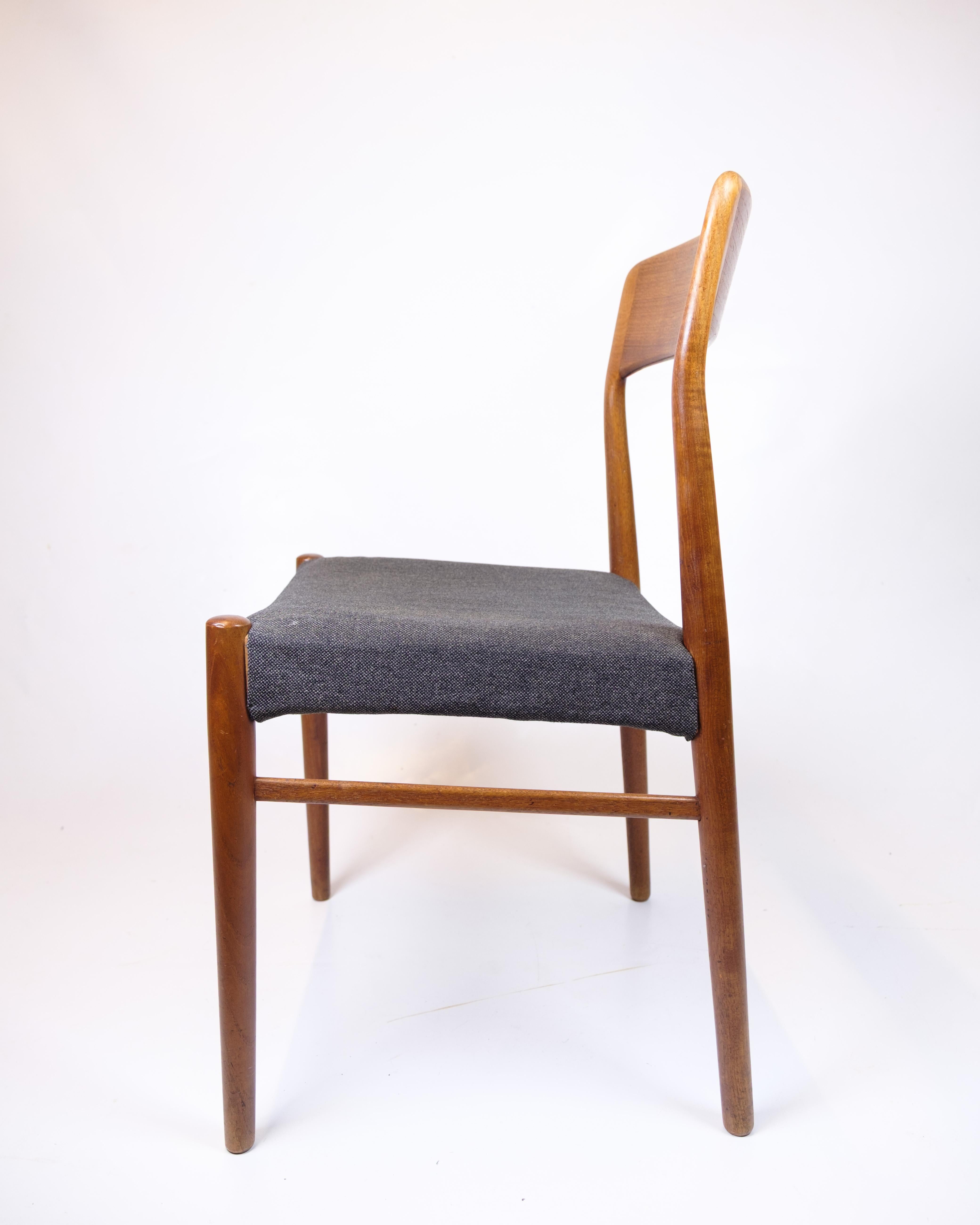 Set di otto sedie da pranzo modello 26 in teak di Henry Kjærnulf degli anni '60 in vendita 1