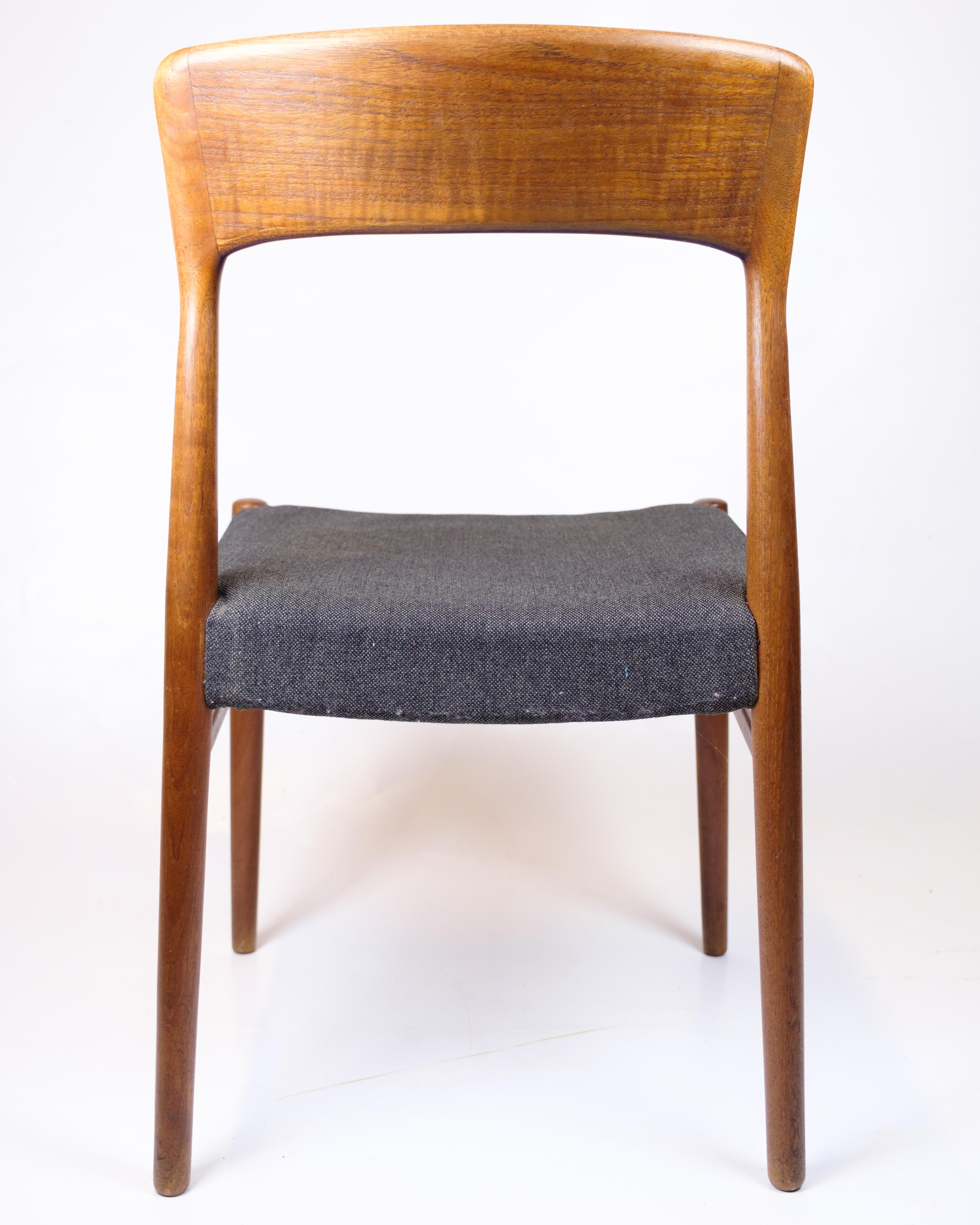 Set di otto sedie da pranzo modello 26 in teak di Henry Kjærnulf degli anni '60 in vendita 2