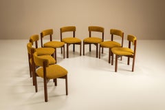 Ensemble de huit chaises de salle à manger en tissu ocre récemment rembourré, Italie, années 1970