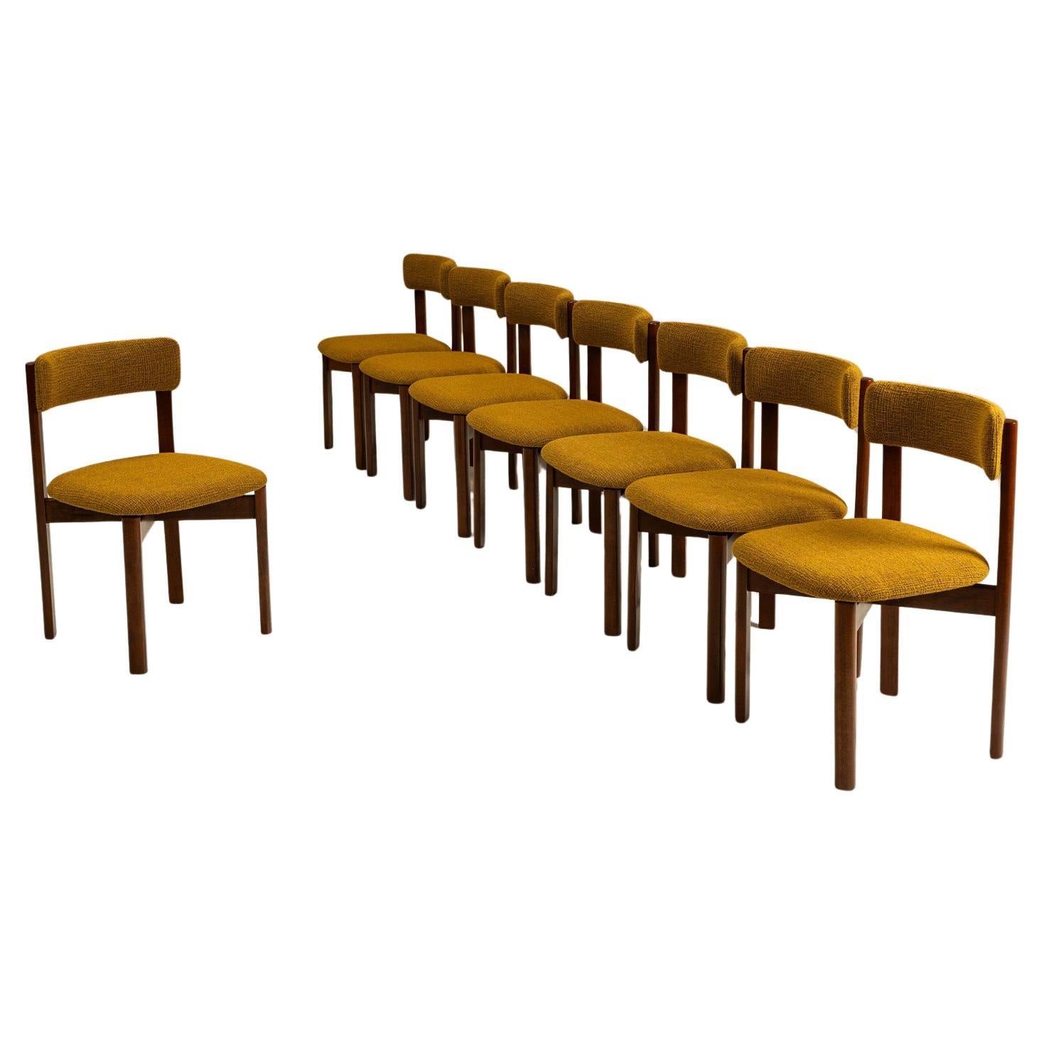 Ensemble de huit chaises de salle à manger en tissu ocre récemment rembourré, Italie, années 1970 en vente