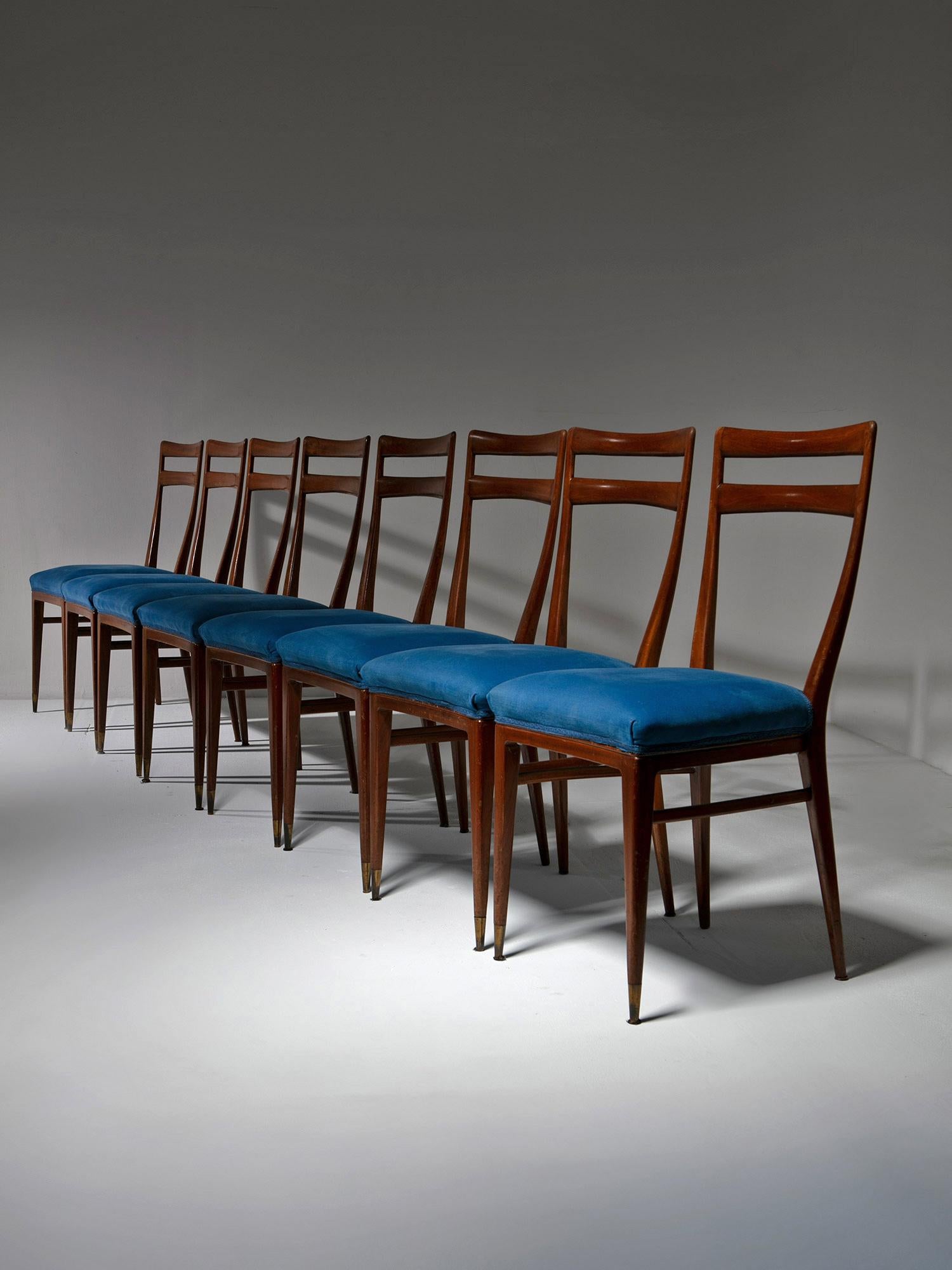 Raro set di otto sedie da pranzo di La Casa Moderna.
Telaio in legno magro, tappezzeria blu e dettagli in basso sulle gambe anteriori.