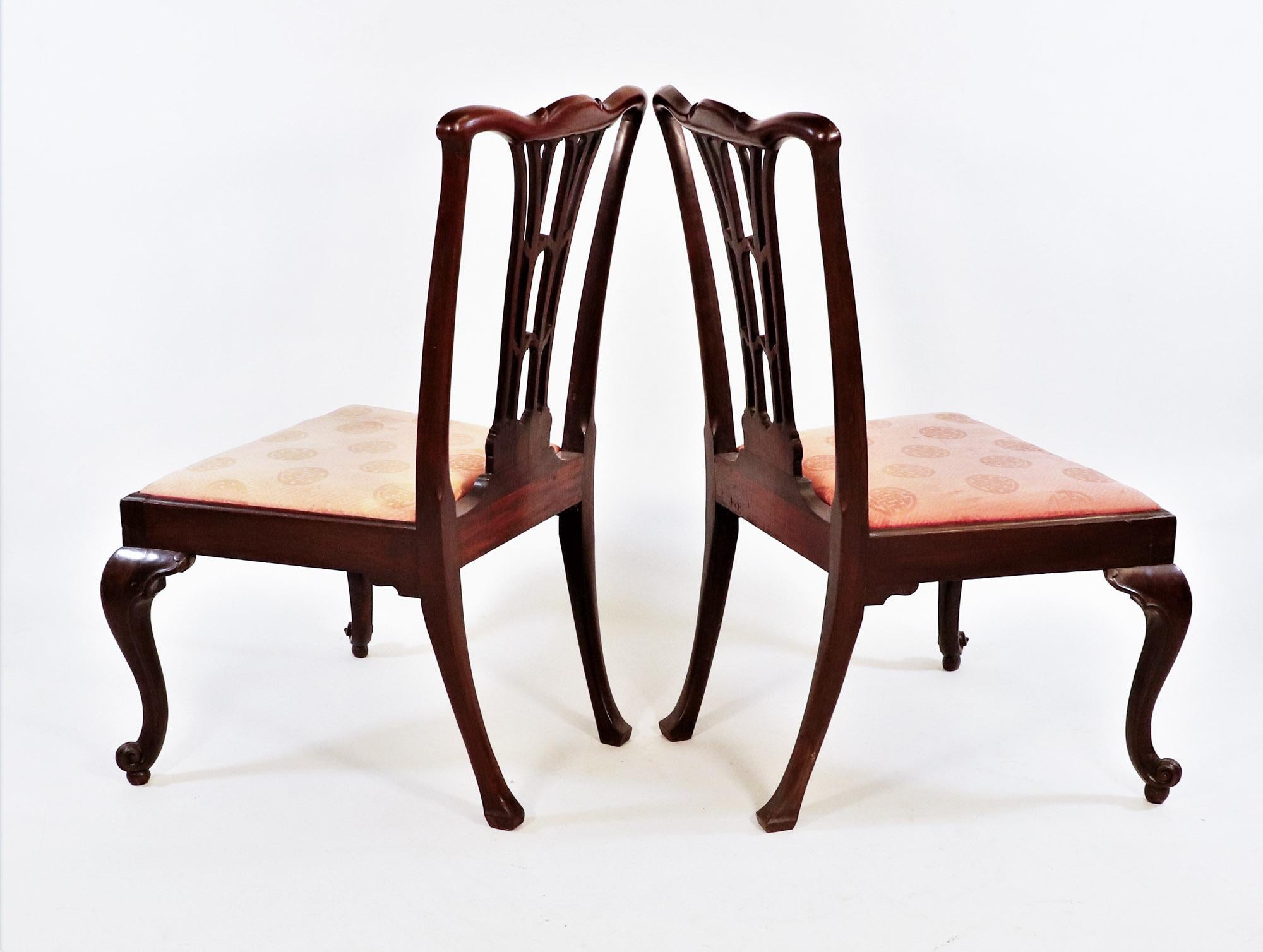 Intagliato a mano Set di otto sedie inglesi Edwardian Chippendale Revival in mogano in vendita