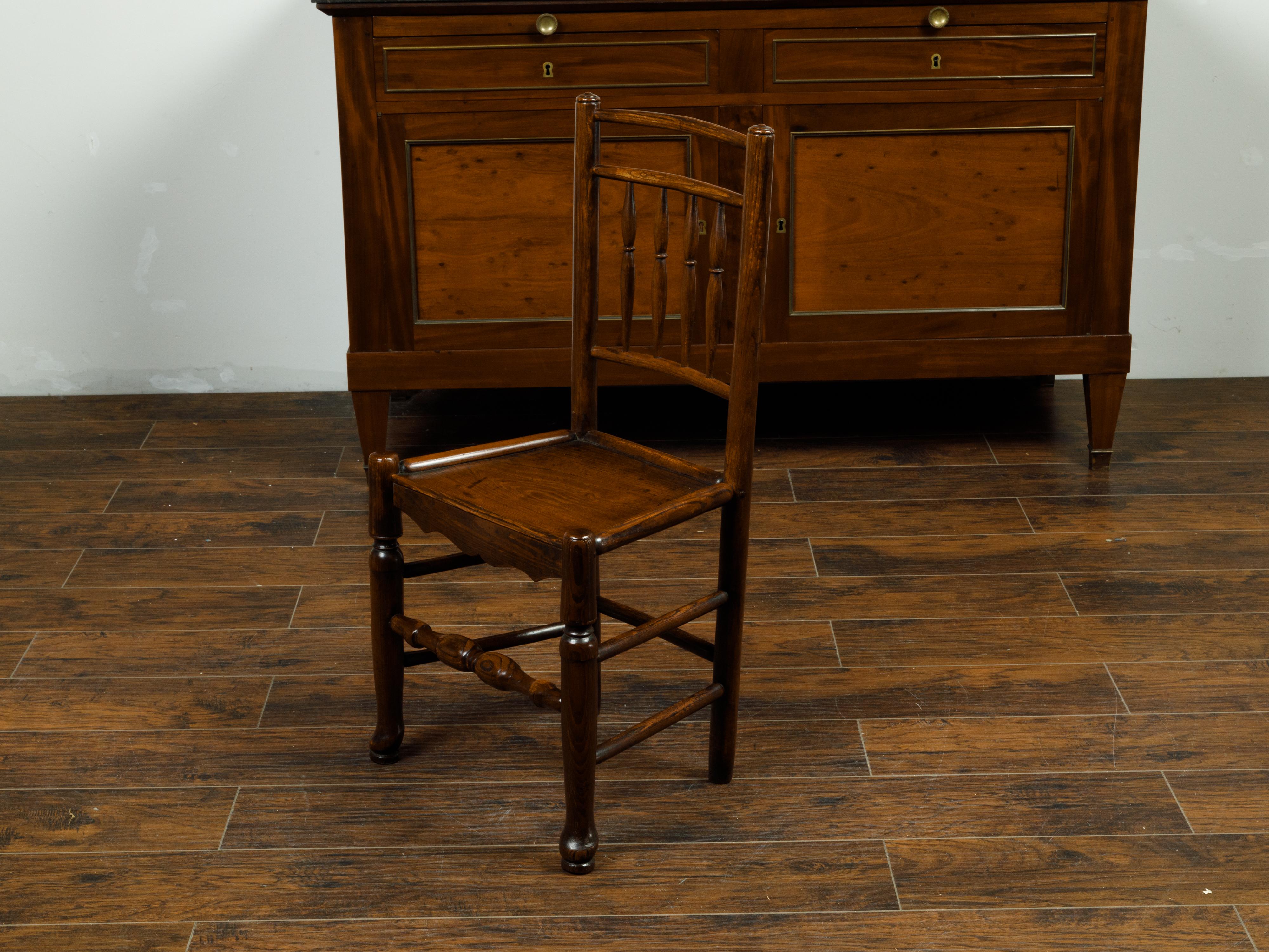 Ensemble de huit chaises de salle à manger anglaises en chêne des années 1880 avec motifs de fuseaux en vente 1