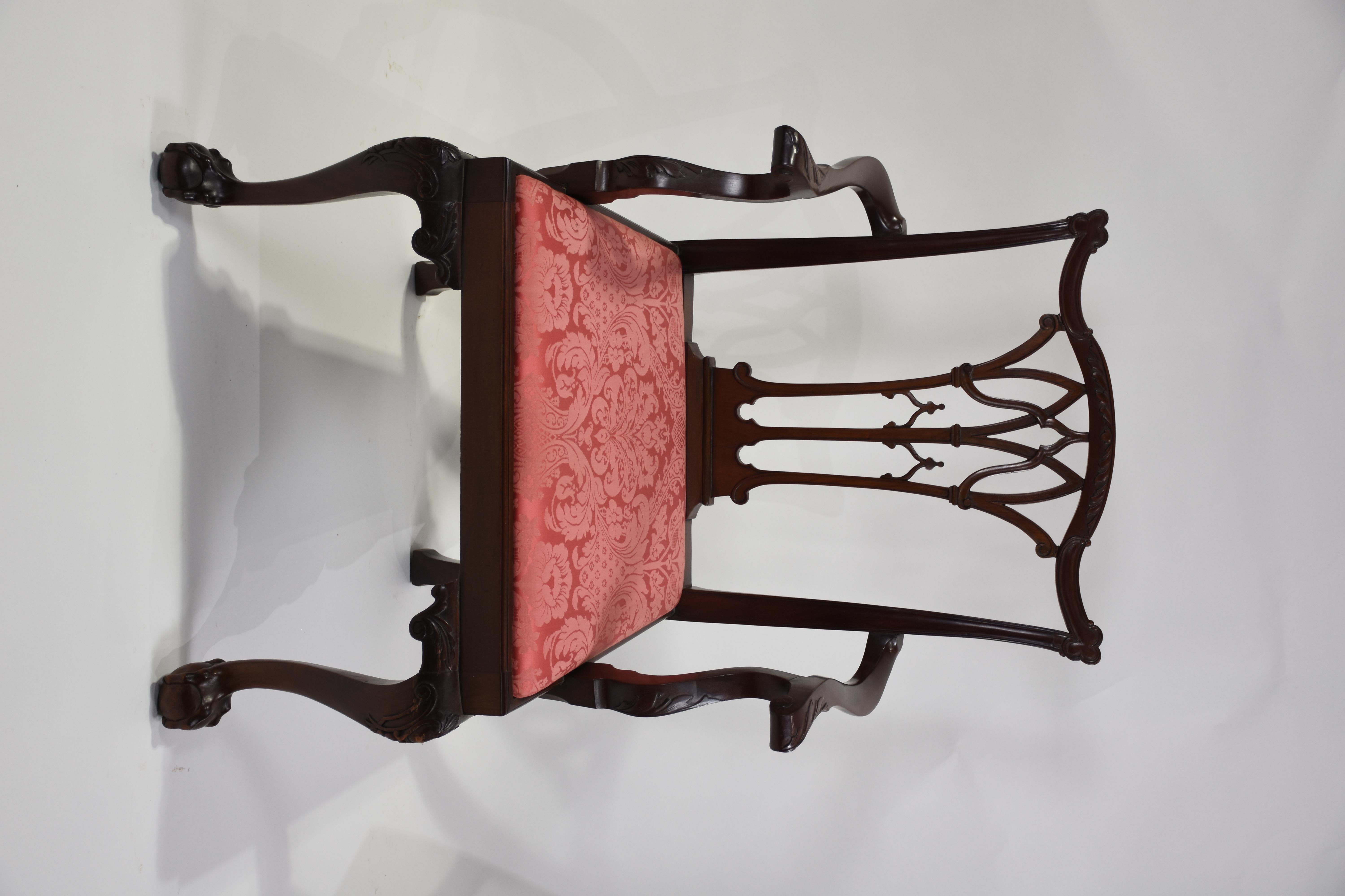 Exceptionnel ensemble de huit chaises de salle à manger classiques de style Chippendale en acajou richement poli, comprenant six chaises d'appoint et deux fauteuils, toutes méticuleusement fabriquées en Angleterre. Cette élégante suite est revêtue