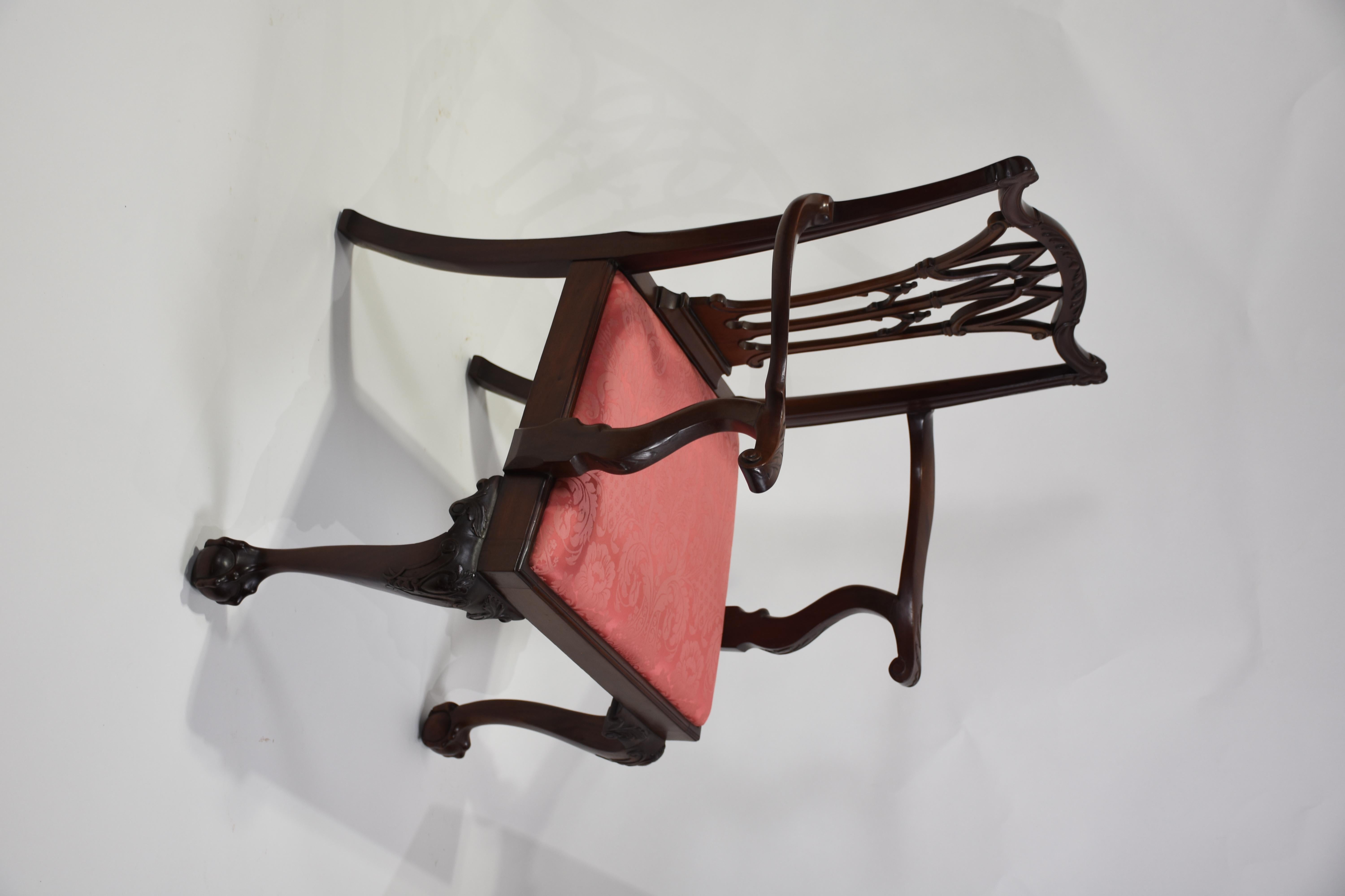Anglais Ensemble de huit chaises de salle à manger Chippendale anglaises - deux chaises d'hôte et six chaises d'appoint en vente