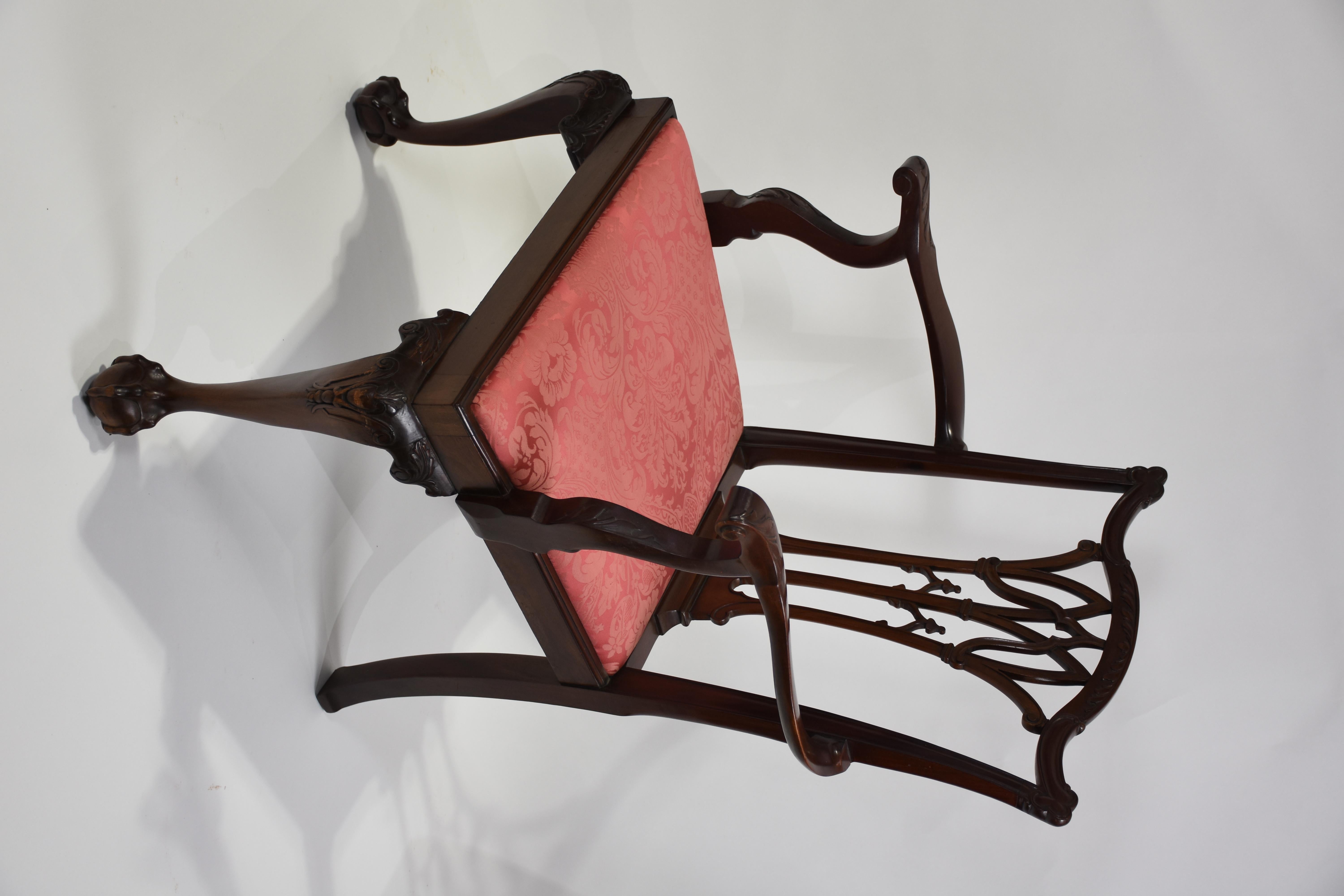 Sculpté à la main Ensemble de huit chaises de salle à manger Chippendale anglaises - deux chaises d'hôte et six chaises d'appoint en vente
