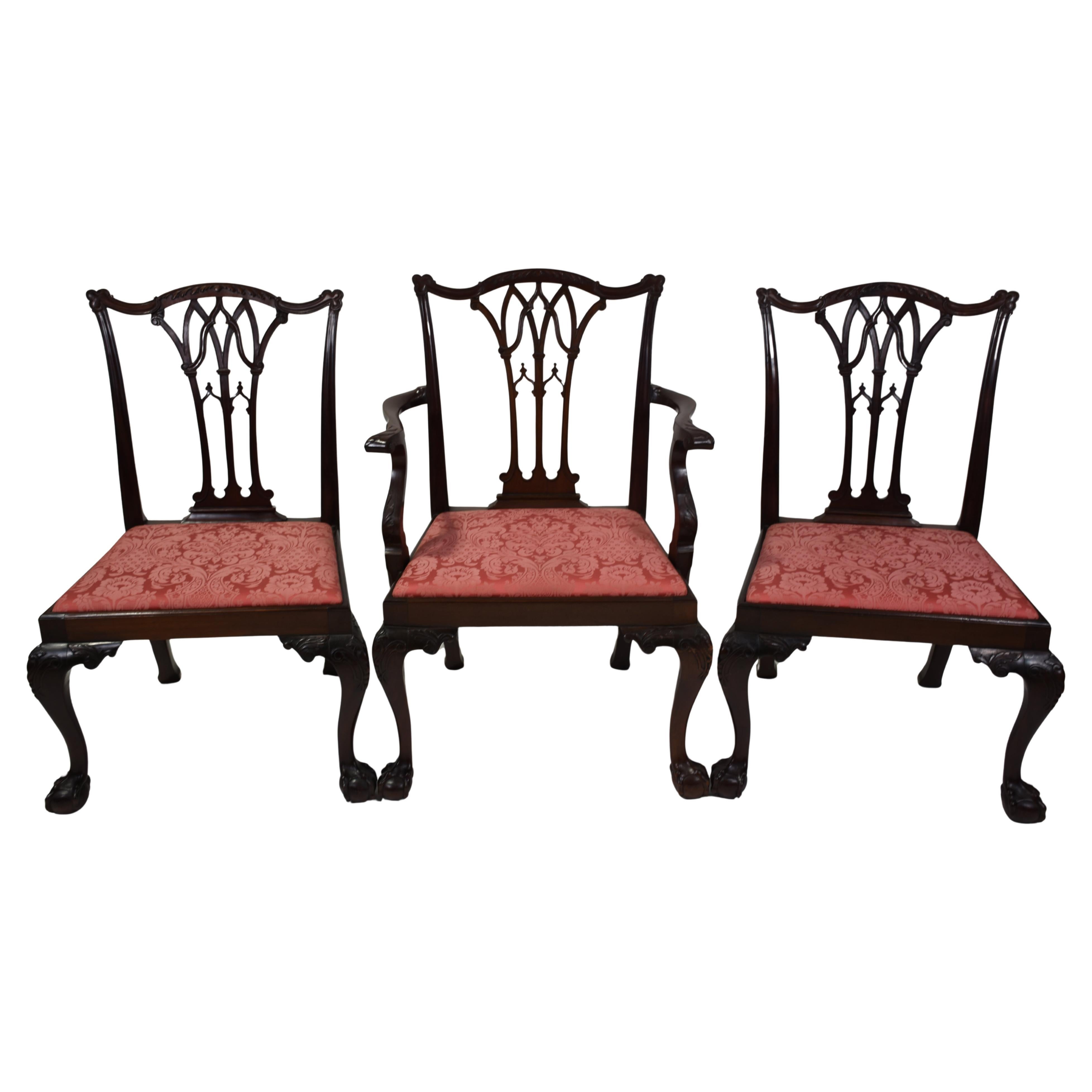 Ensemble de huit chaises de salle à manger Chippendale anglaises - deux chaises d'hôte et six chaises d'appoint en vente