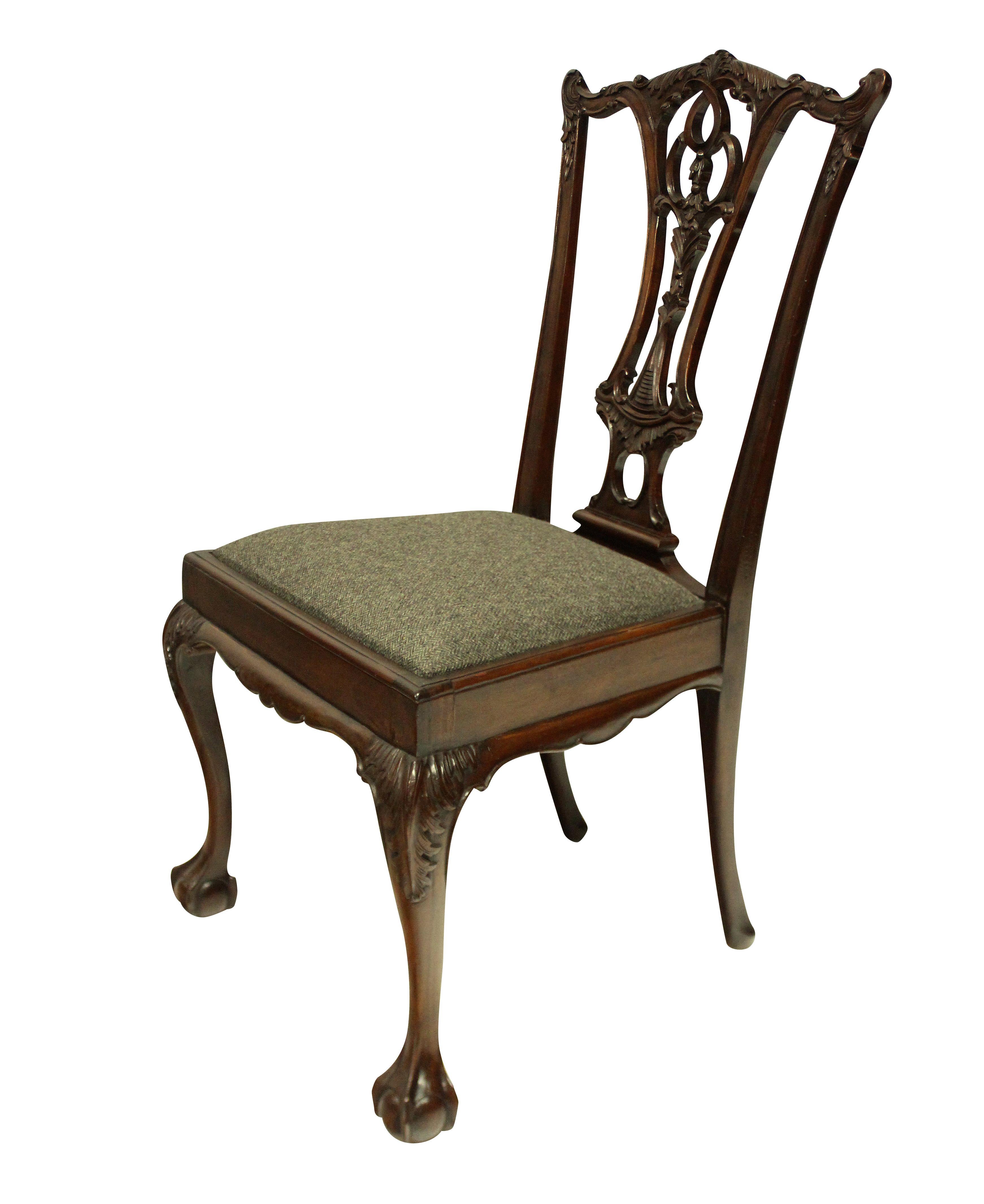 Set of Eight English Chippendale Style Carved Mahogany Dining Chairs In Good Condition In London, GB