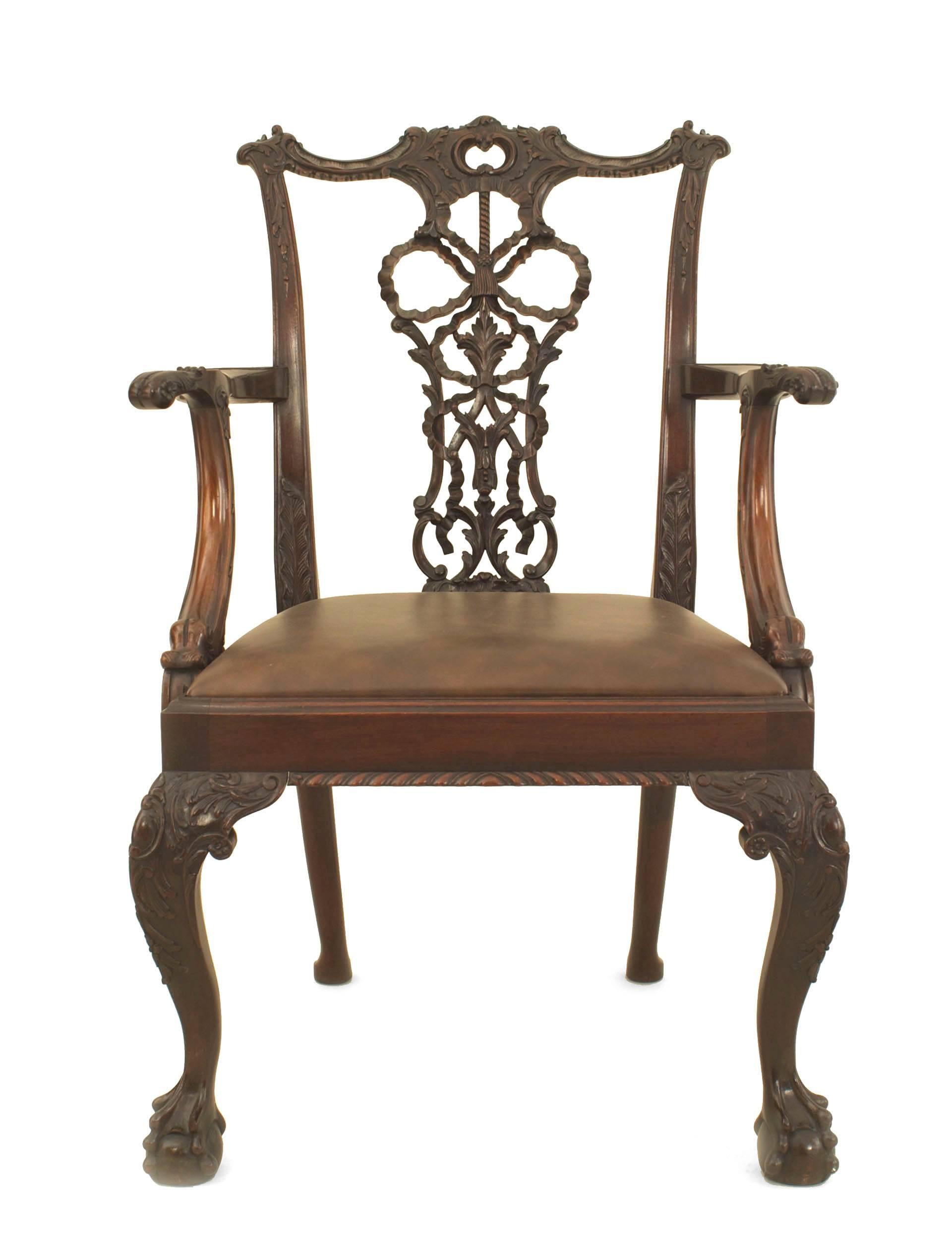 Ensemble de 8 chaises anglaises de style Chippendale (fin du 19ème siècle) avec un dossier sculpté de rubans et un siège neuf en cuir brun. (2 bras-26 