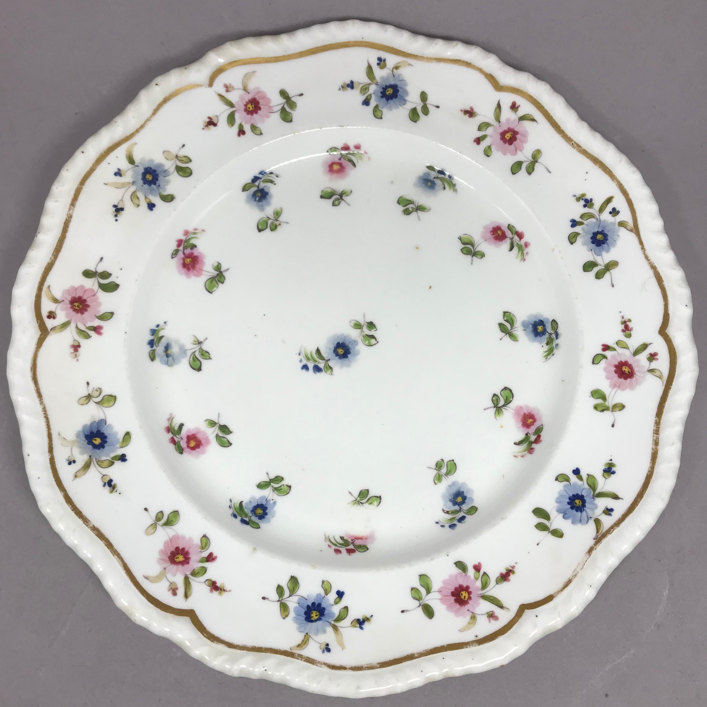 Porcelaine Ensemble de huit assiettes florales bleues et roses en vente