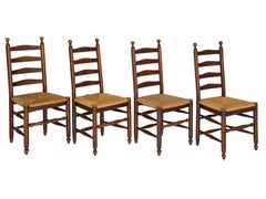 Satz von acht englischen Rush-Seat-Stühlen mit Leiterlehne