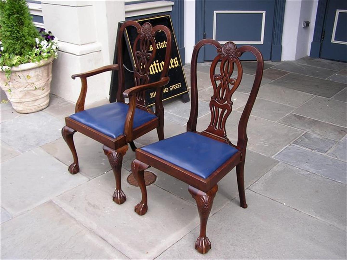 Set of Eight English mahogany dining room chairs with carved shell intertwined quatrefoil splat backs, scrolled acanthus arms, removable leather seats, splayed rear legs, and terminating on shell carved knee with claw and ball feet, Mid-19th