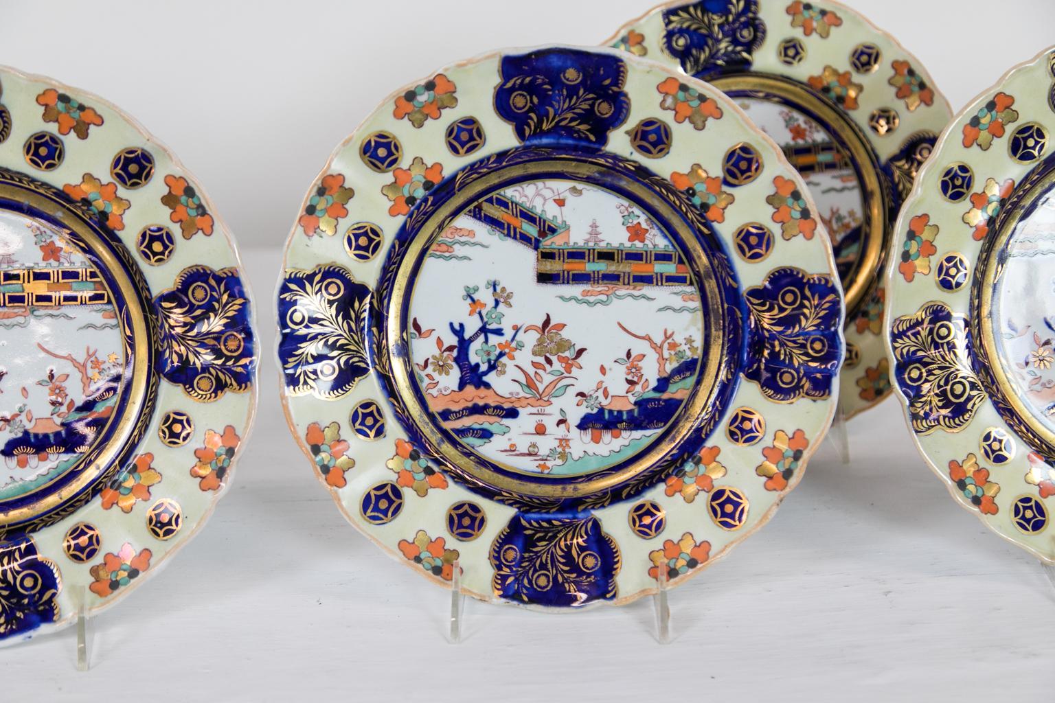 Milieu du XIXe siècle Ensemble de huit assiettes plates anglaises Mason's Ironstone en pierre de fer en vente