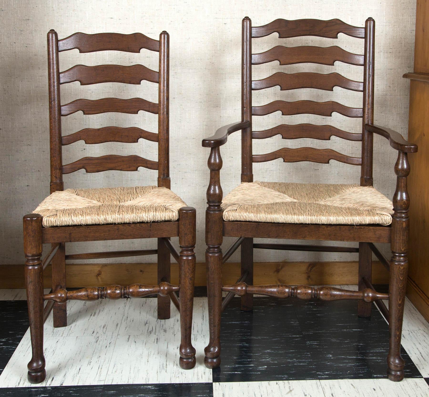 Il s'agit d'un ensemble de huit (deux bras, six côtés) chaises anglaises à dossier en échelle ondulée qui n'attendent que d'être utilisées dans une cuisine de campagne. La construction robuste en chêne garantit des années d'utilisation pratique,