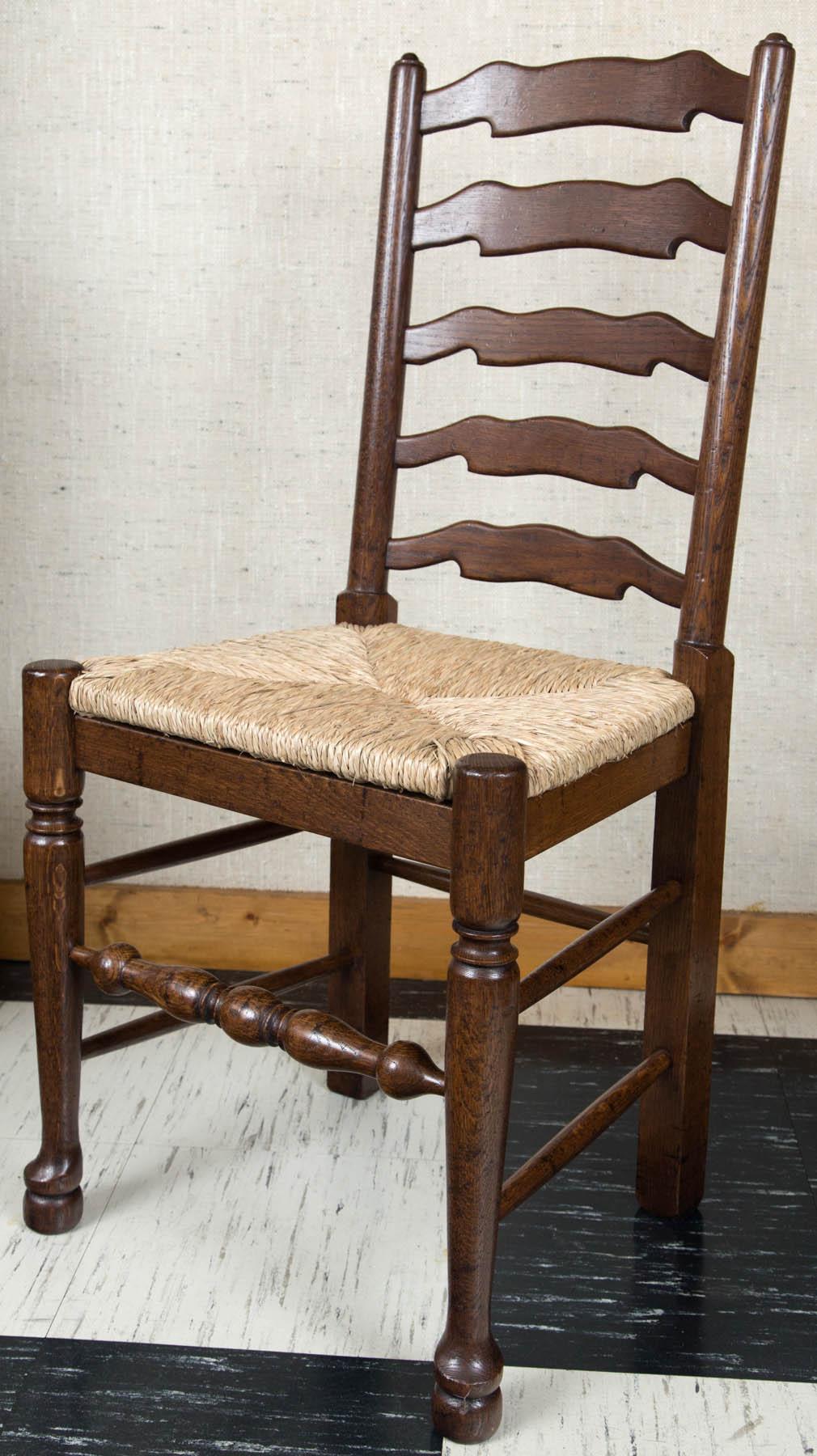 Maßgefertigtes Set von acht englischen Eichenholzstühlen mit gewellter Leiterlehne und Binsen-Sitzen (Georgian) im Angebot