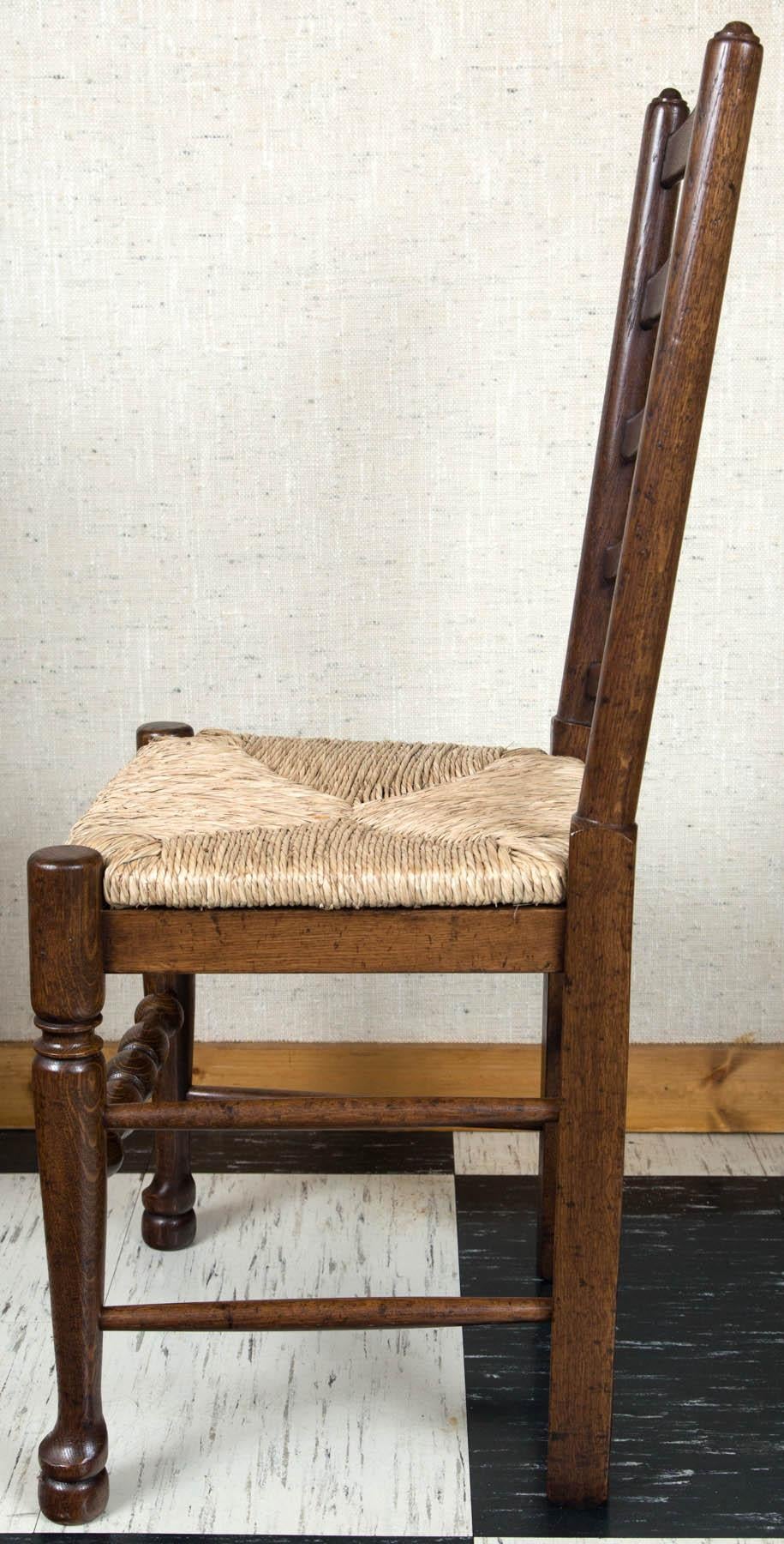 Maßgefertigtes Set von acht englischen Eichenholzstühlen mit gewellter Leiterlehne und Binsen-Sitzen (Britisch) im Angebot