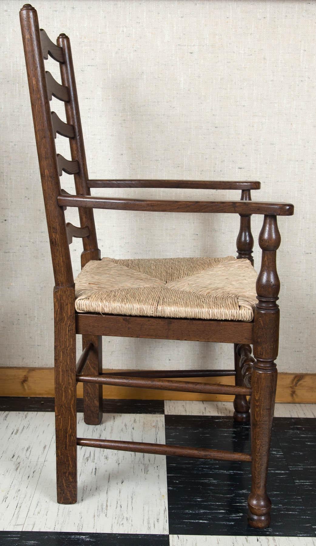Maßgefertigtes Set von acht englischen Eichenholzstühlen mit gewellter Leiterlehne und Binsen-Sitzen im Angebot 2