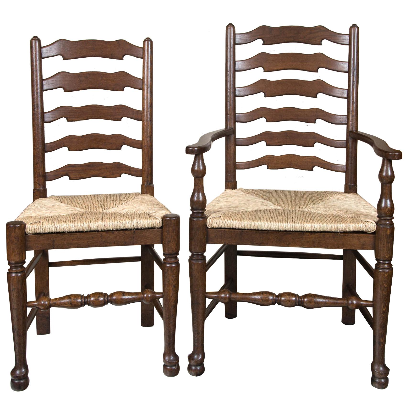 Maßgefertigtes Set von acht englischen Eichenholzstühlen mit gewellter Leiterlehne und Binsen-Sitzen im Angebot