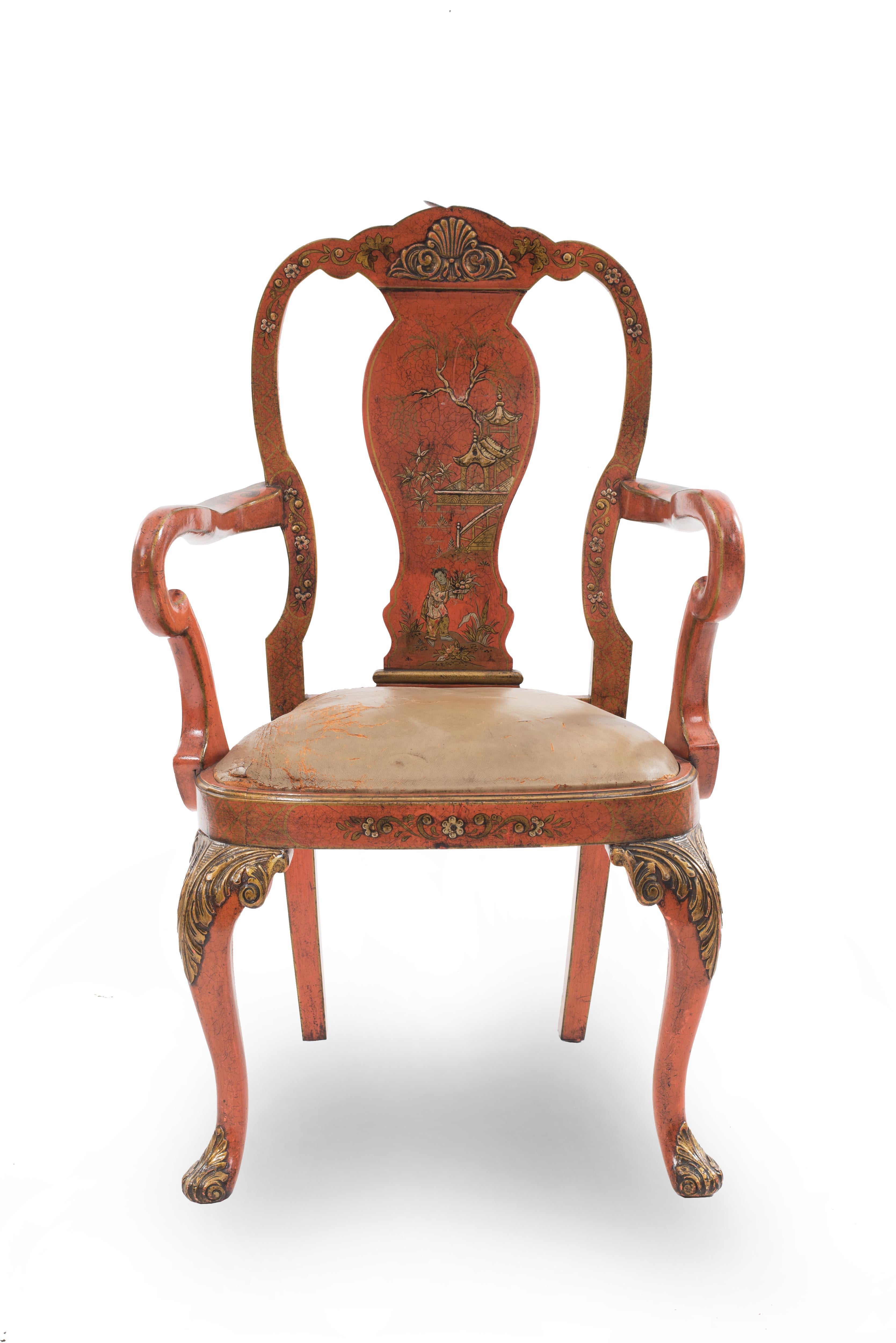 Ensemble de 8 chaises de salle à manger de style Queen Anne anglais laqué rouge Chinoiserie. (Manière de Giles Grendey, fin 19e/20e siècle) 2 accoudoirs : 24¬Ω 