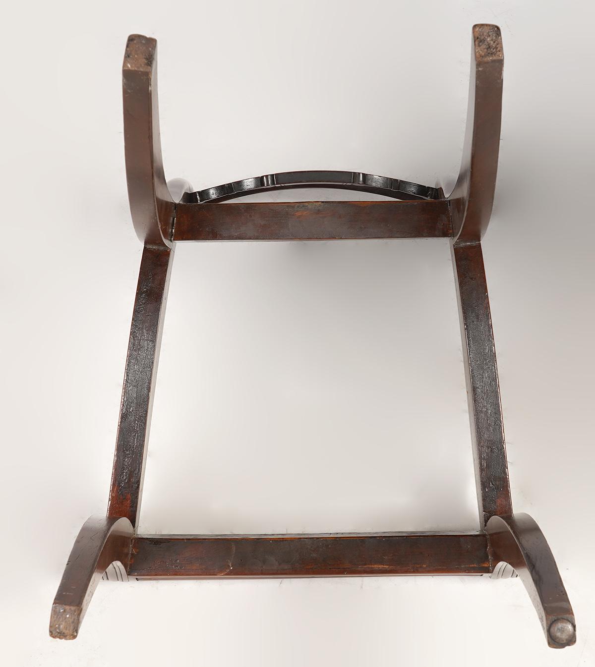 Set of Eight English Regency Klismos Style Mahogany Dining Chairs, circa 1830 1
