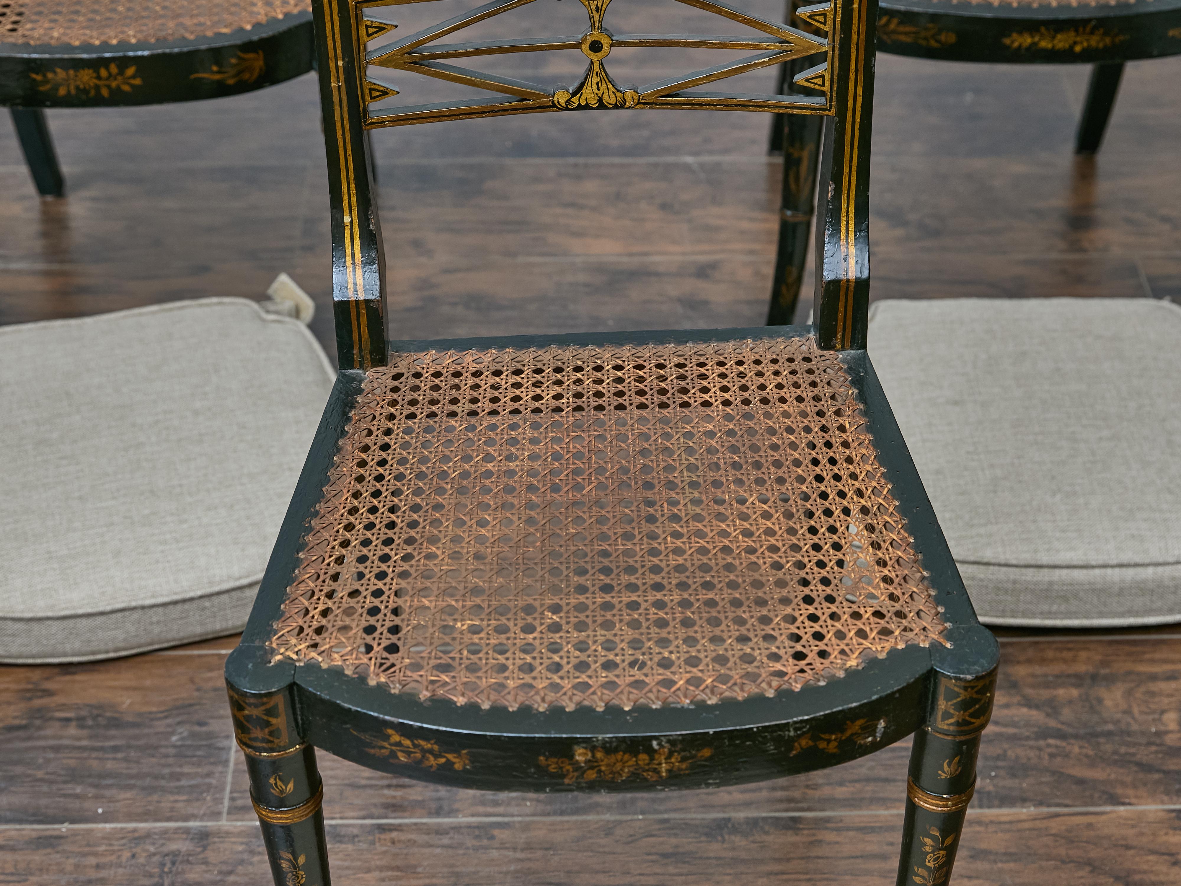 Set di otto sedie da pranzo inglesi in stile Regency Revival Chinoiserie, 1880-1920 in vendita 4
