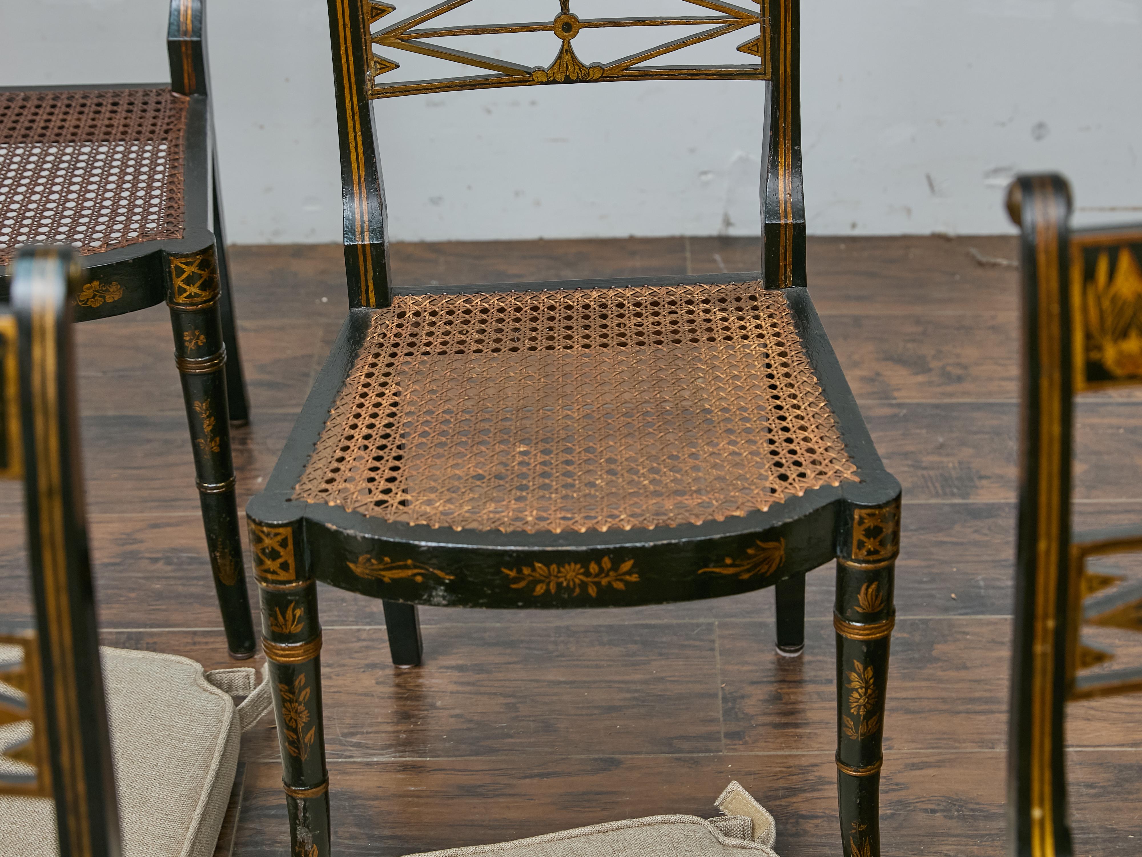 Set di otto sedie da pranzo inglesi in stile Regency Revival Chinoiserie, 1880-1920 in vendita 5