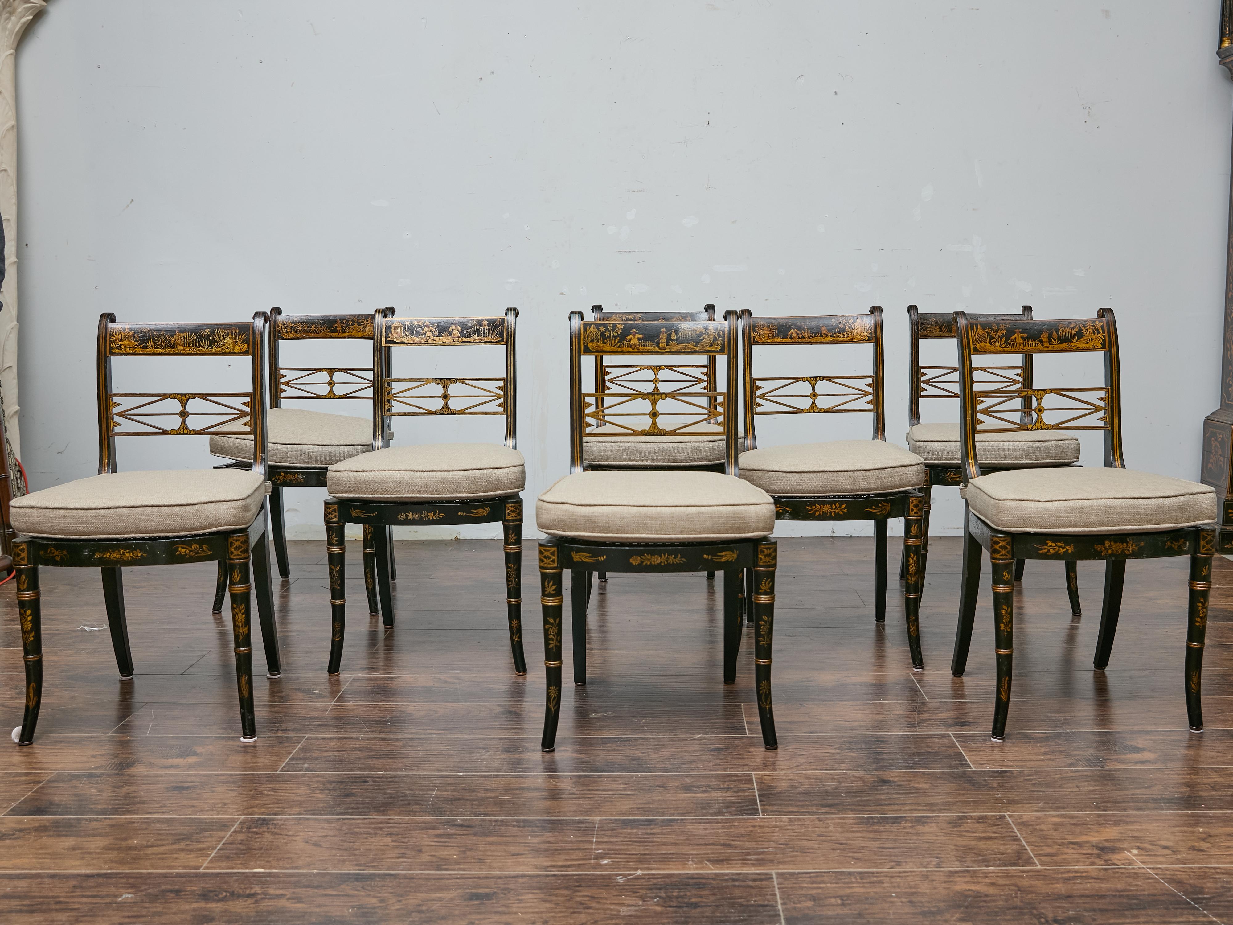 Un set di otto sedie da pranzo inglesi Chinoiserie, realizzate tra il 1880 e il 1920 in stile Regency Revival. Queste sedie ebanizzate sono riccamente decorate con paesaggi dorati, pagode e figure delicate, a dimostrazione del fascino del XIX secolo