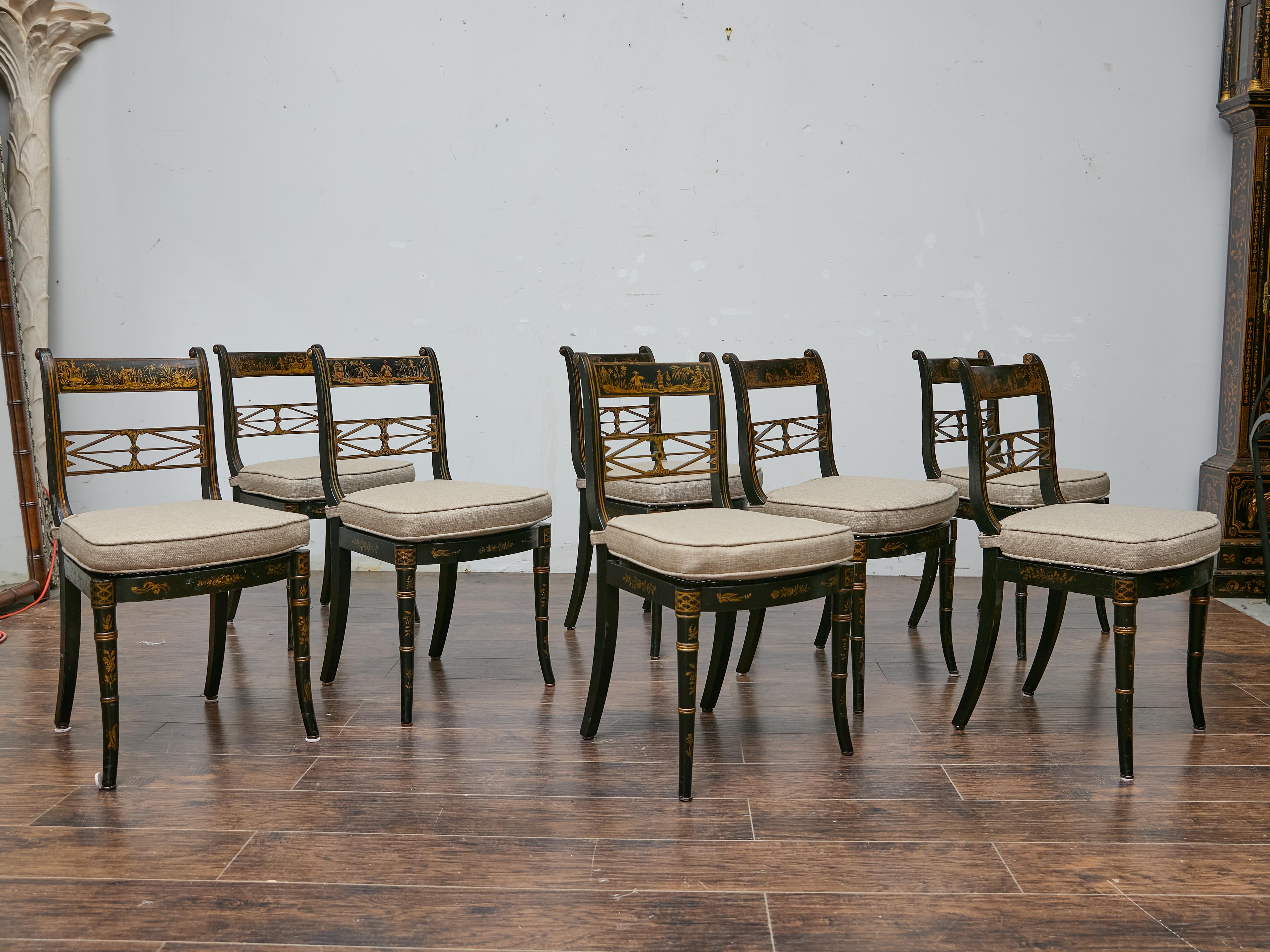 Neo-Regency Set di otto sedie da pranzo inglesi in stile Regency Revival Chinoiserie, 1880-1920 in vendita