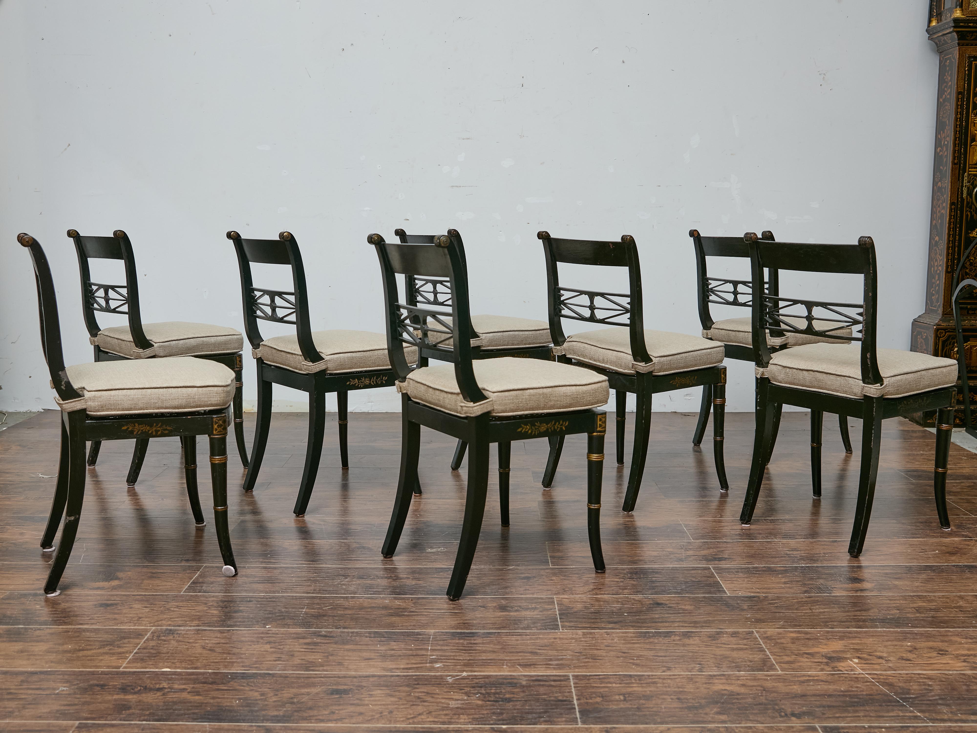 Inglese Set di otto sedie da pranzo inglesi in stile Regency Revival Chinoiserie, 1880-1920 in vendita