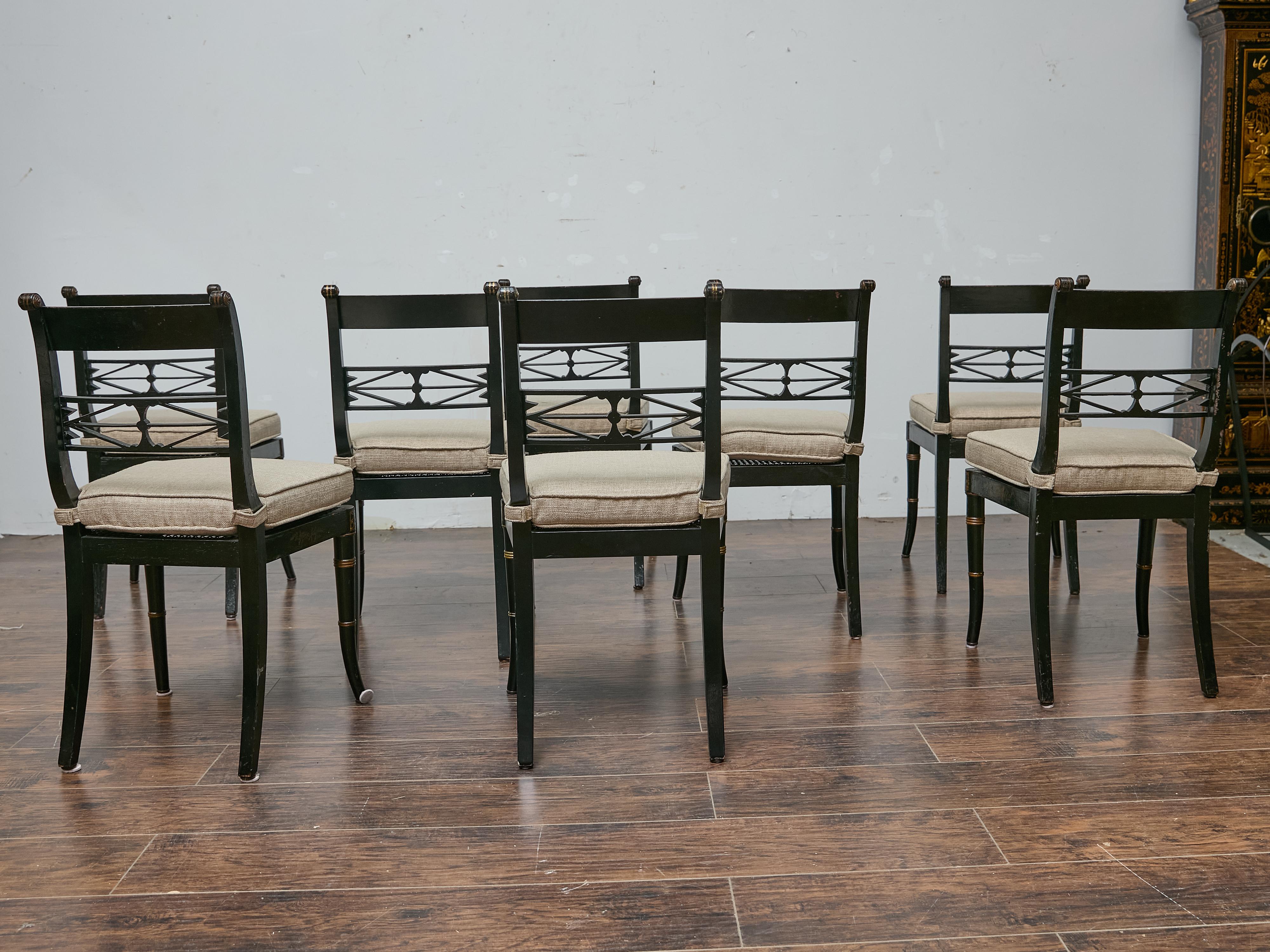 Intagliato Set di otto sedie da pranzo inglesi in stile Regency Revival Chinoiserie, 1880-1920 in vendita