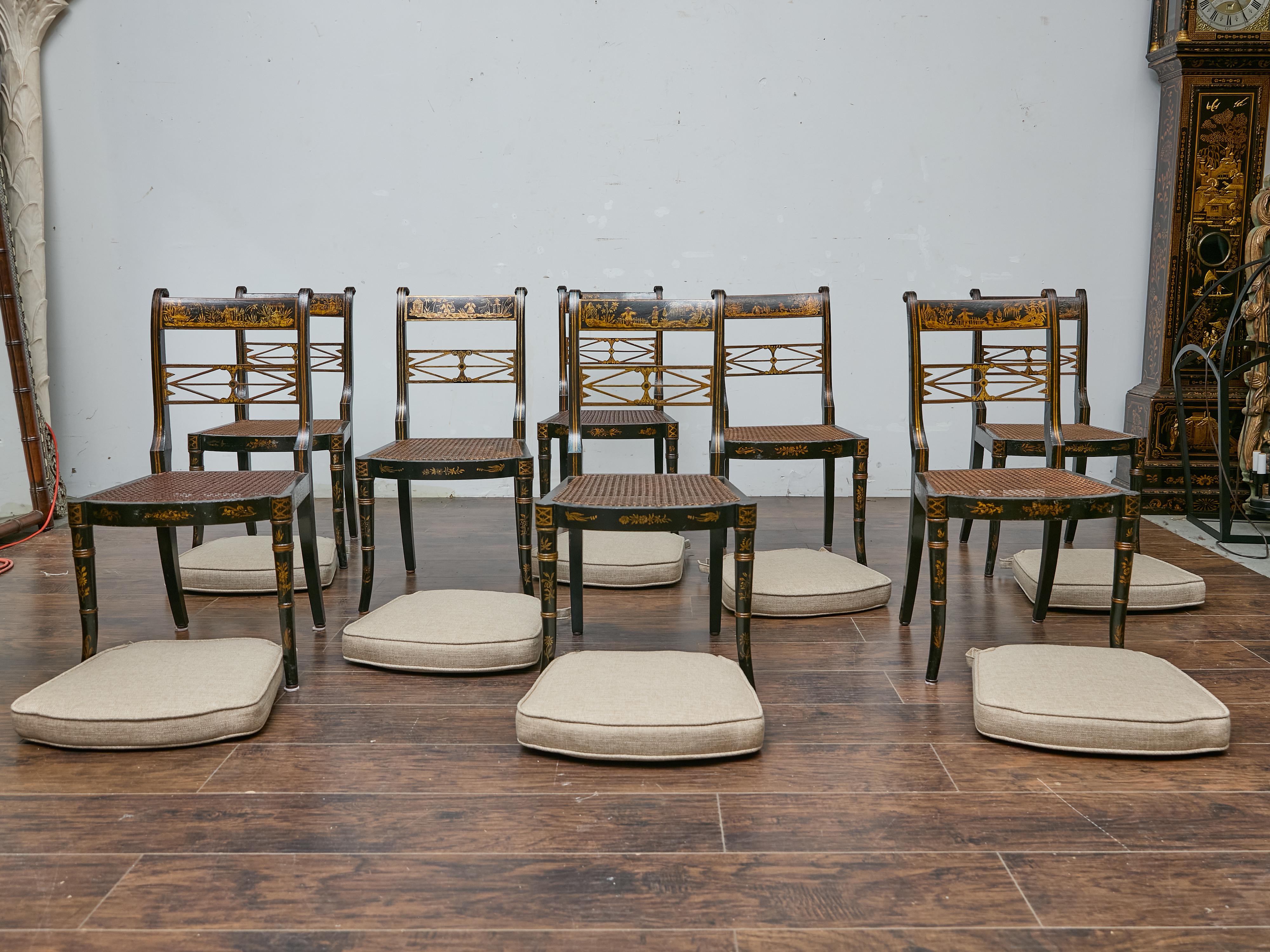 Set di otto sedie da pranzo inglesi in stile Regency Revival Chinoiserie, 1880-1920 In condizioni buone in vendita a Atlanta, GA